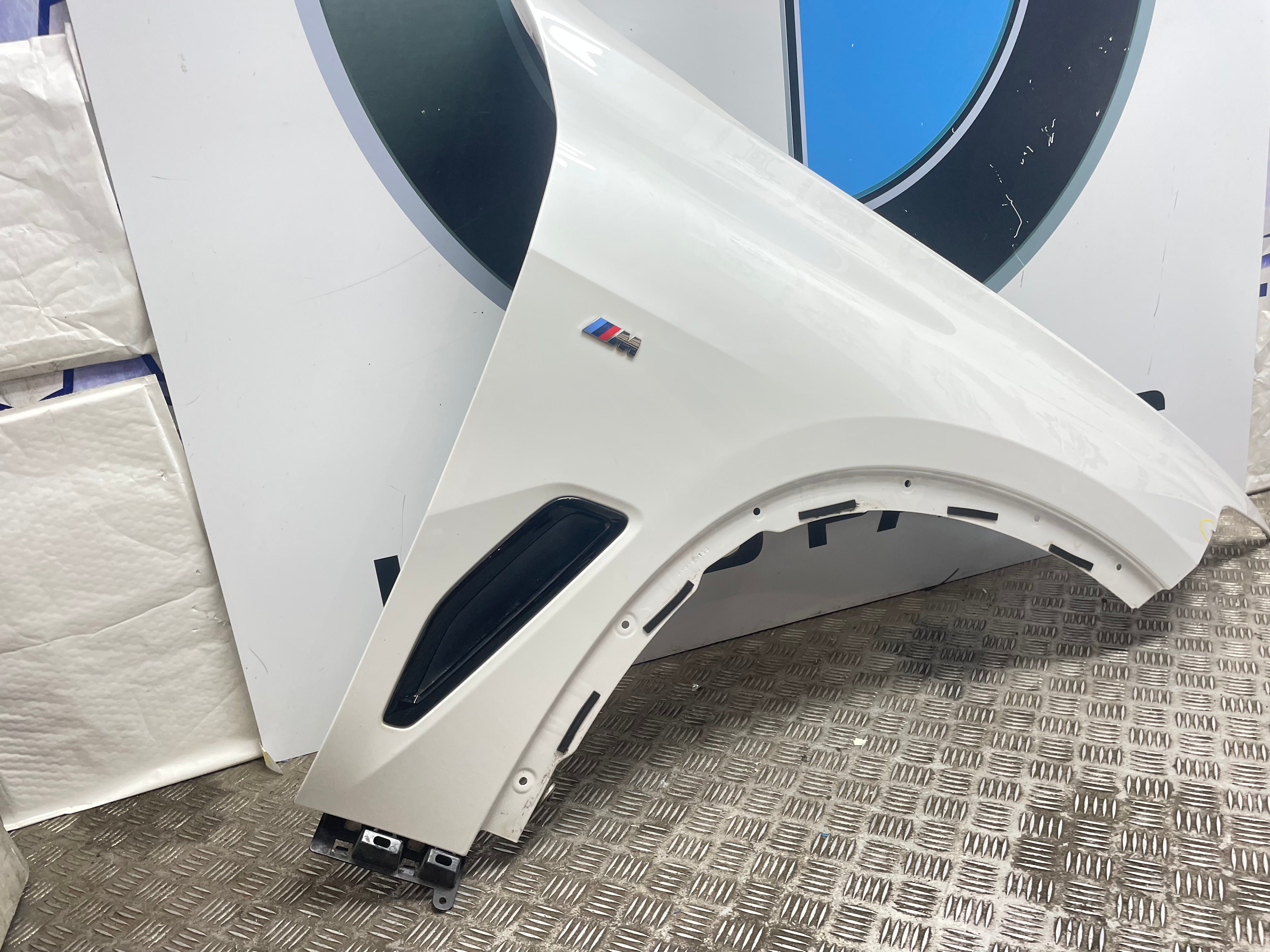 BMW x5 G05 right wing (yellow circled for small damage cur-like)