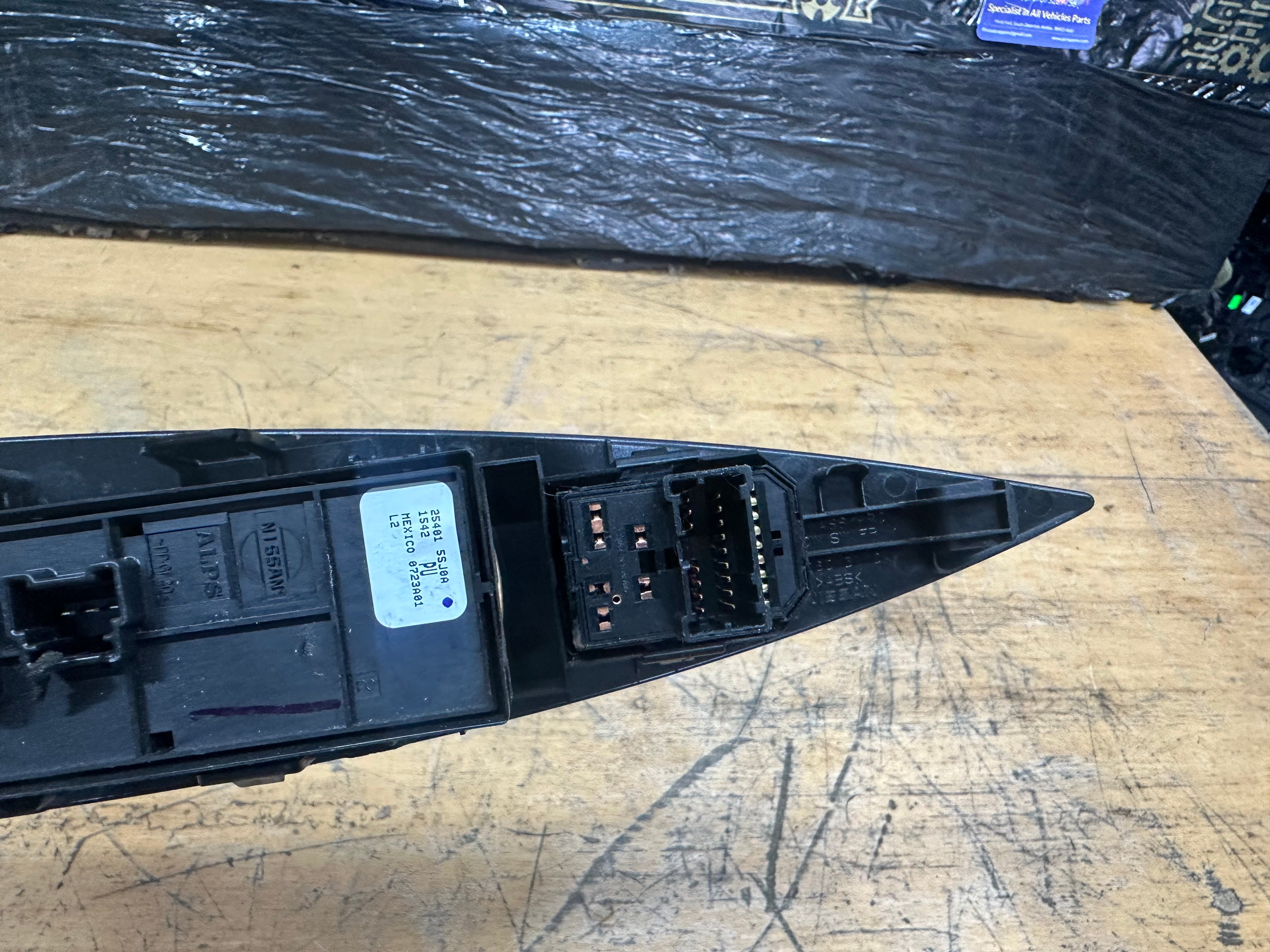 Nissan Leaf 2021 Front Right Door Window Switch (80960 3NM0A) (25401 5SJ0A)