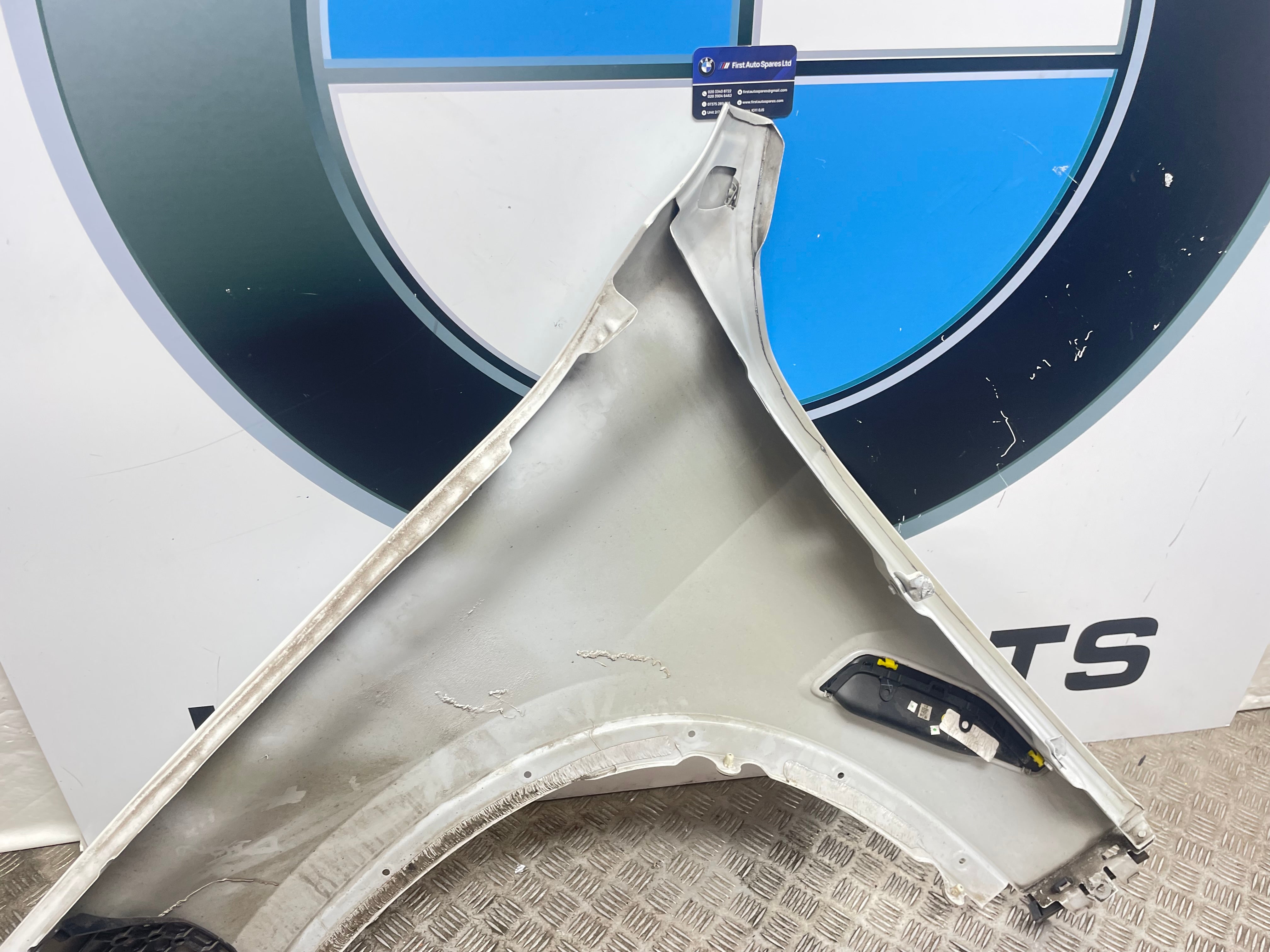 BMW x5 G05 right wing (yellow circled for small damage cur-like)