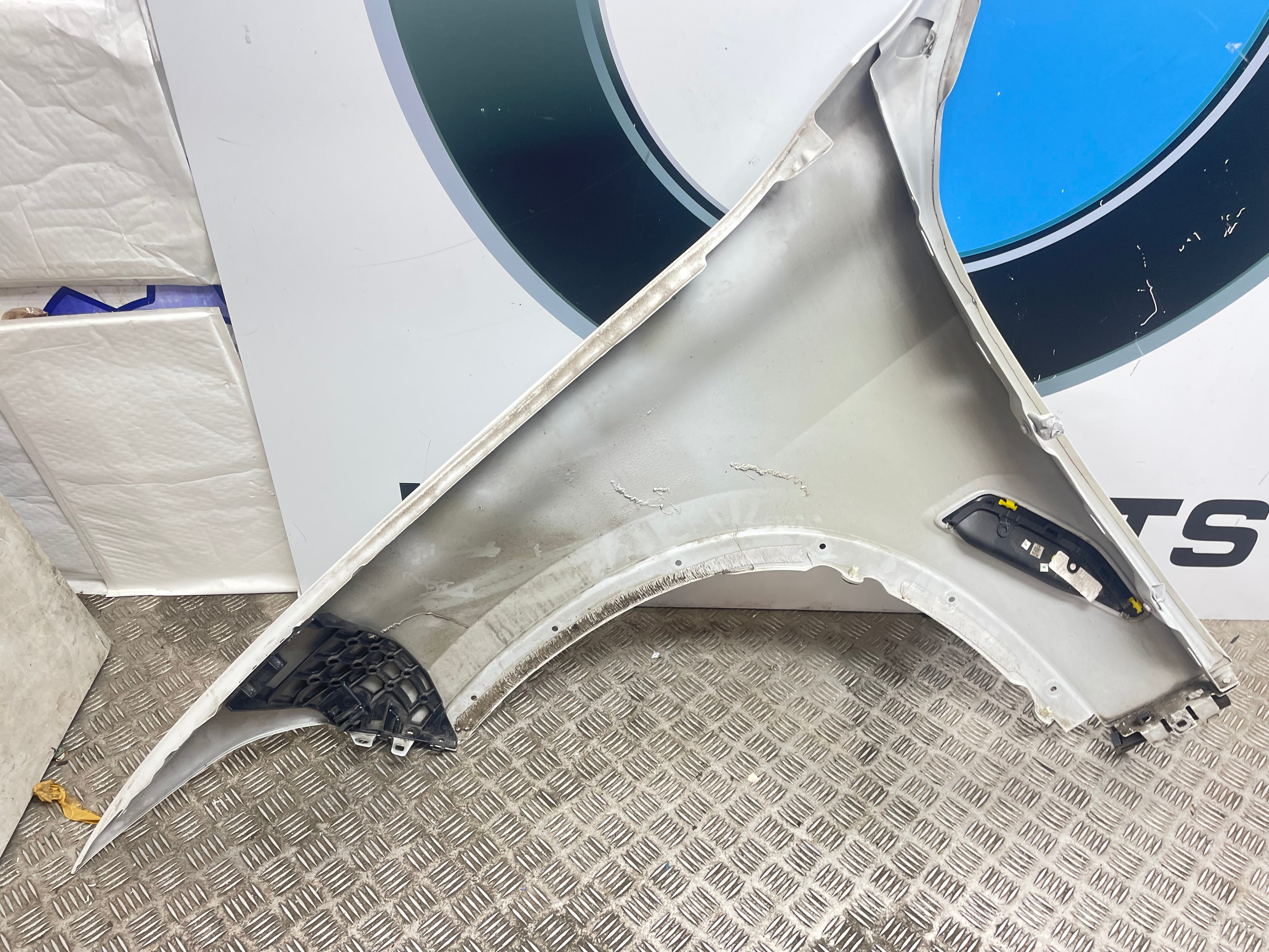 BMW x5 G05 right wing (yellow circled for small damage cur-like)