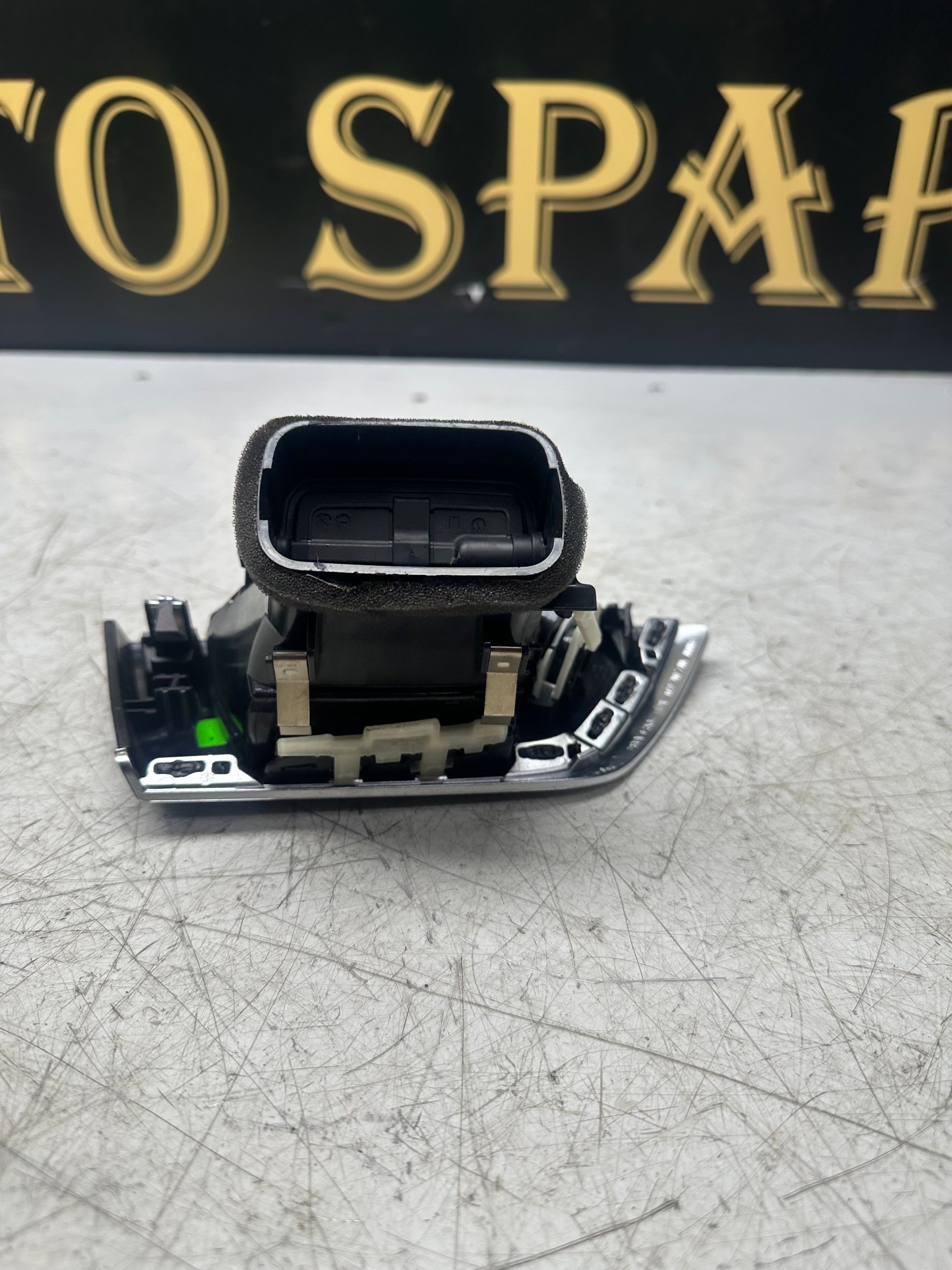 BMW 2 Series F22 Dashboard Air Vent Grille – Left Side (2014–2020)(9205355)
