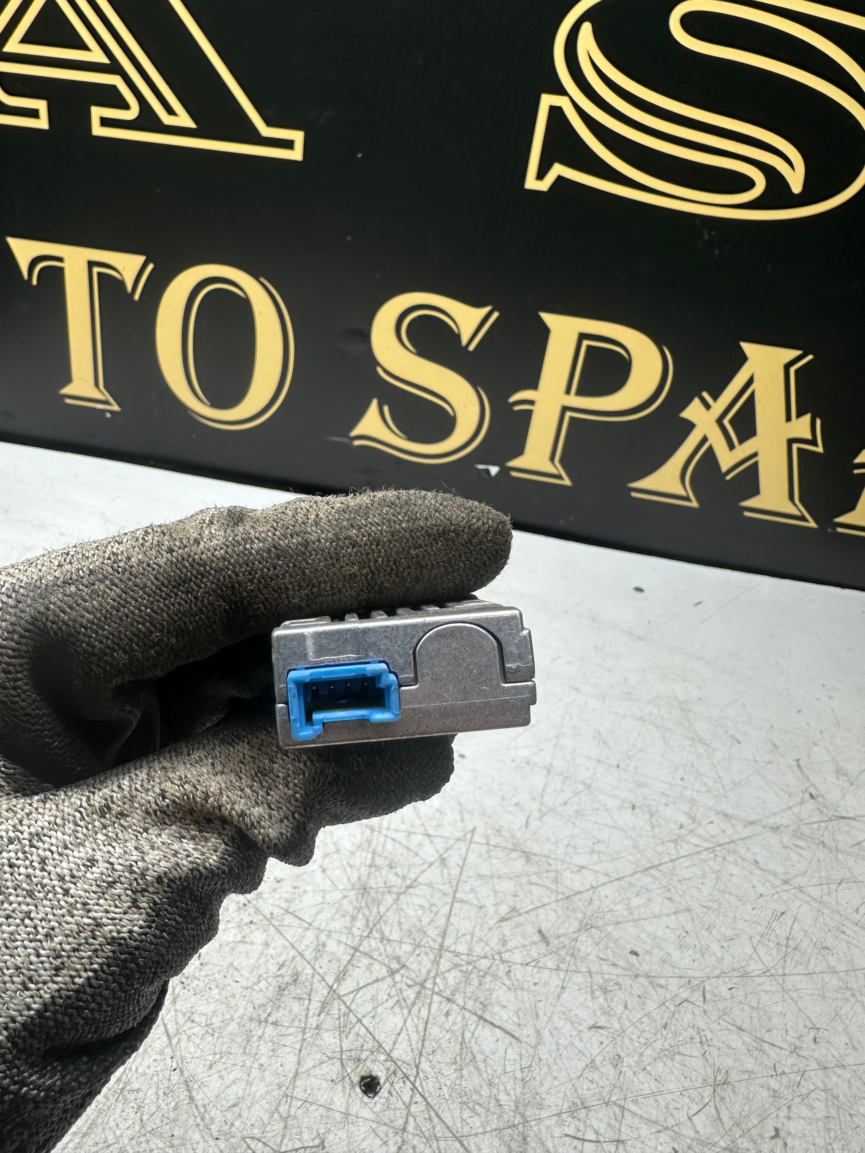 BMW USB-C Dual Socket Plug (8711938)