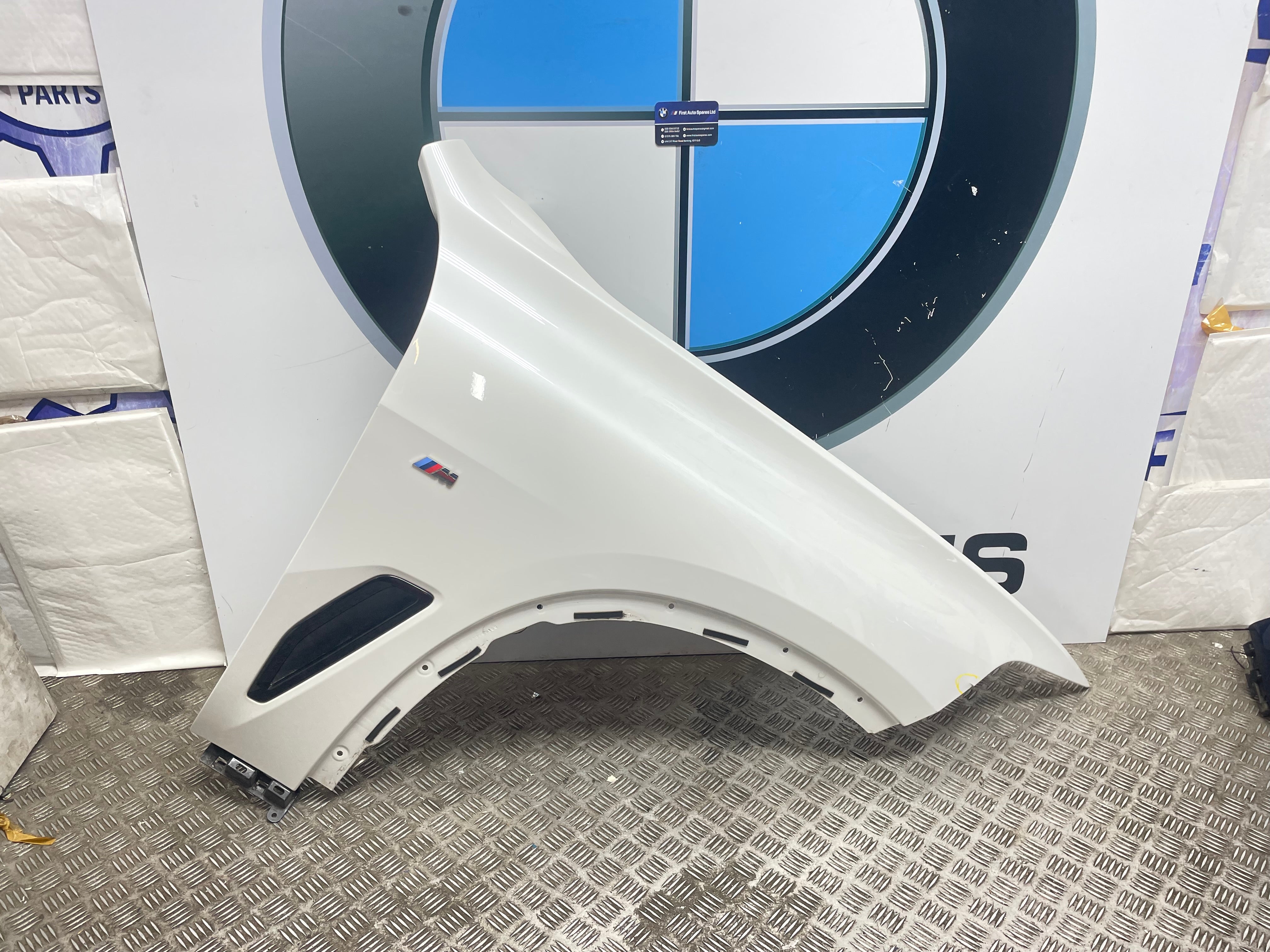 BMW x5 G05 right wing (yellow circled for small damage cur-like)