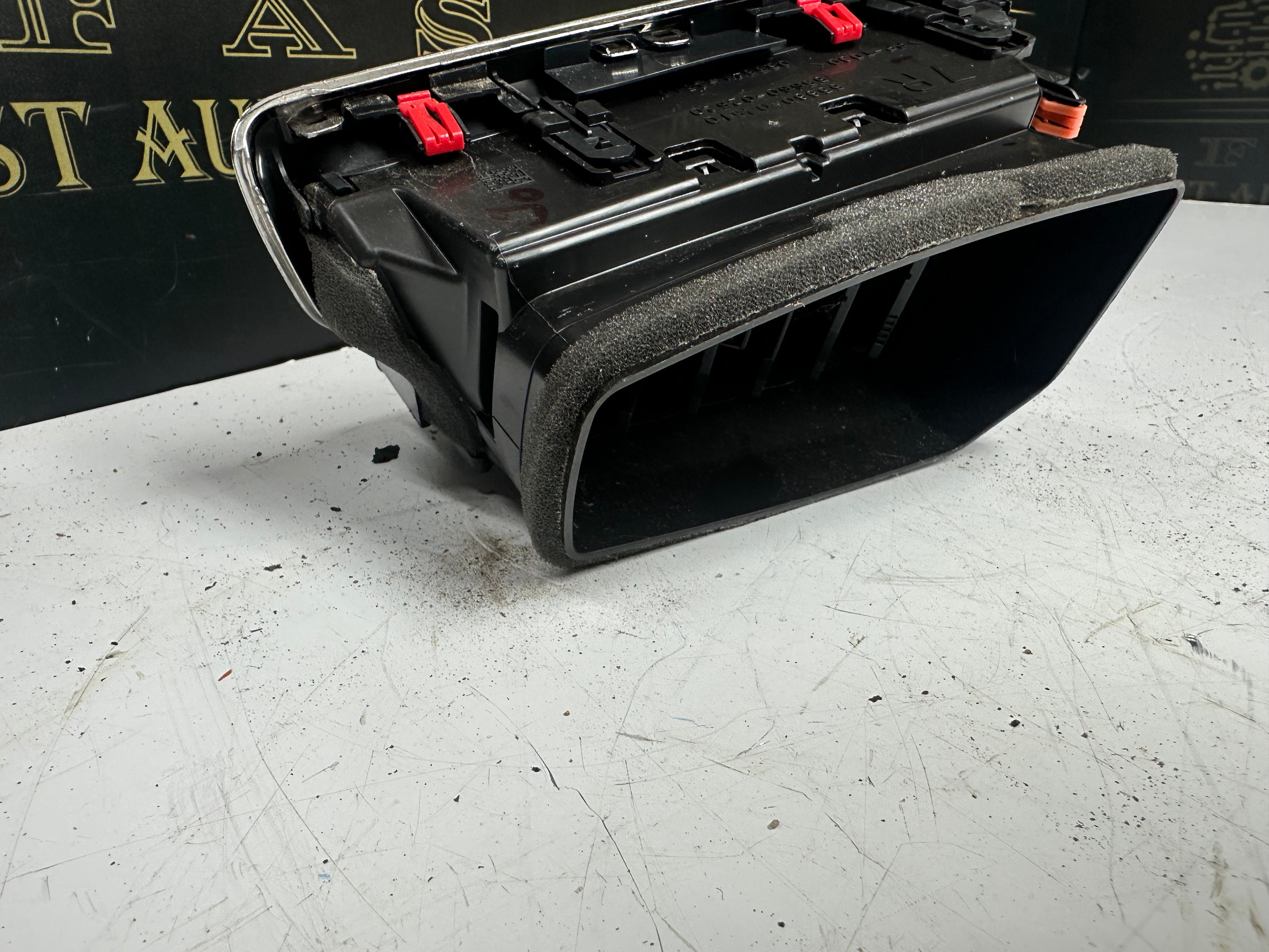 Toyota Corolla Right Dashboard Air Vent (55660-02510) (55660-02520)