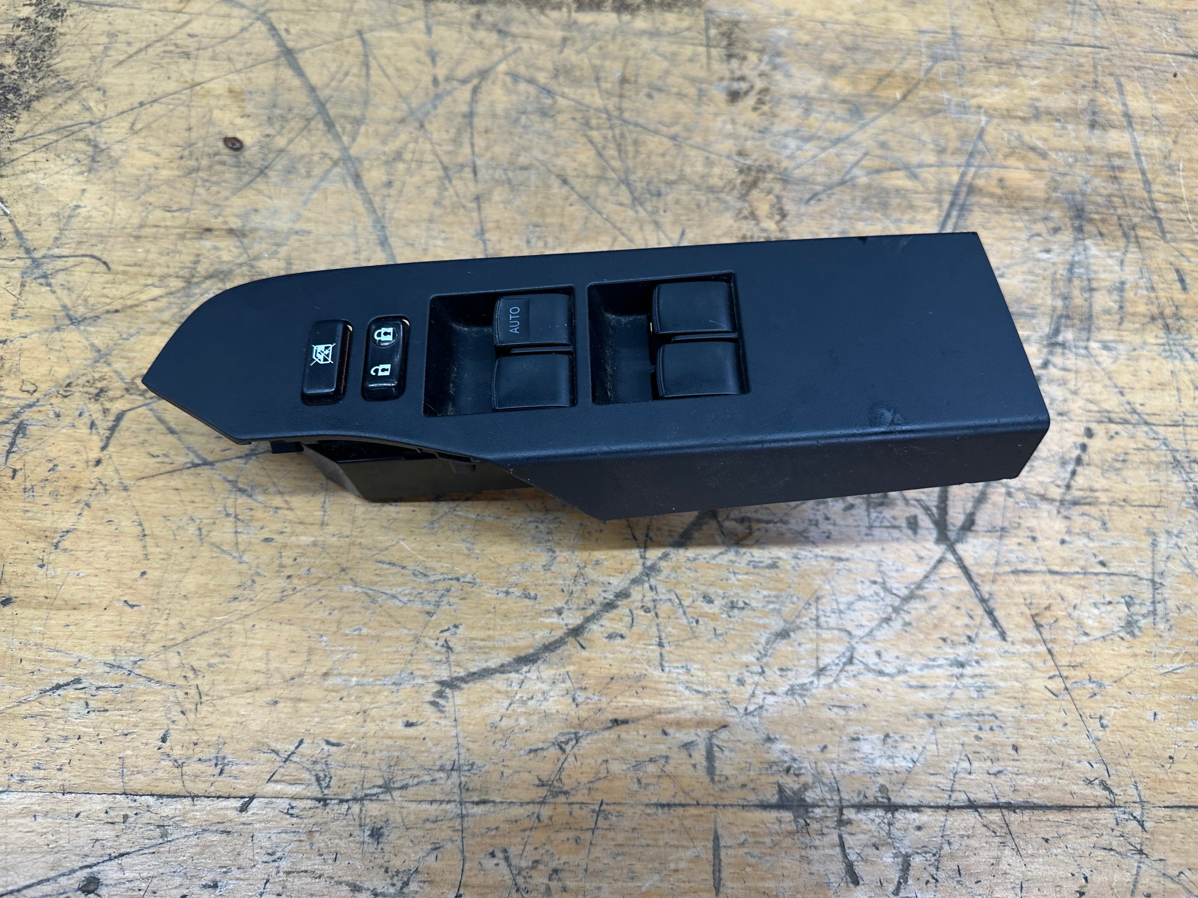 Toyota Auris 2013 Front Right Window Master Control Switch (74231-02D30)