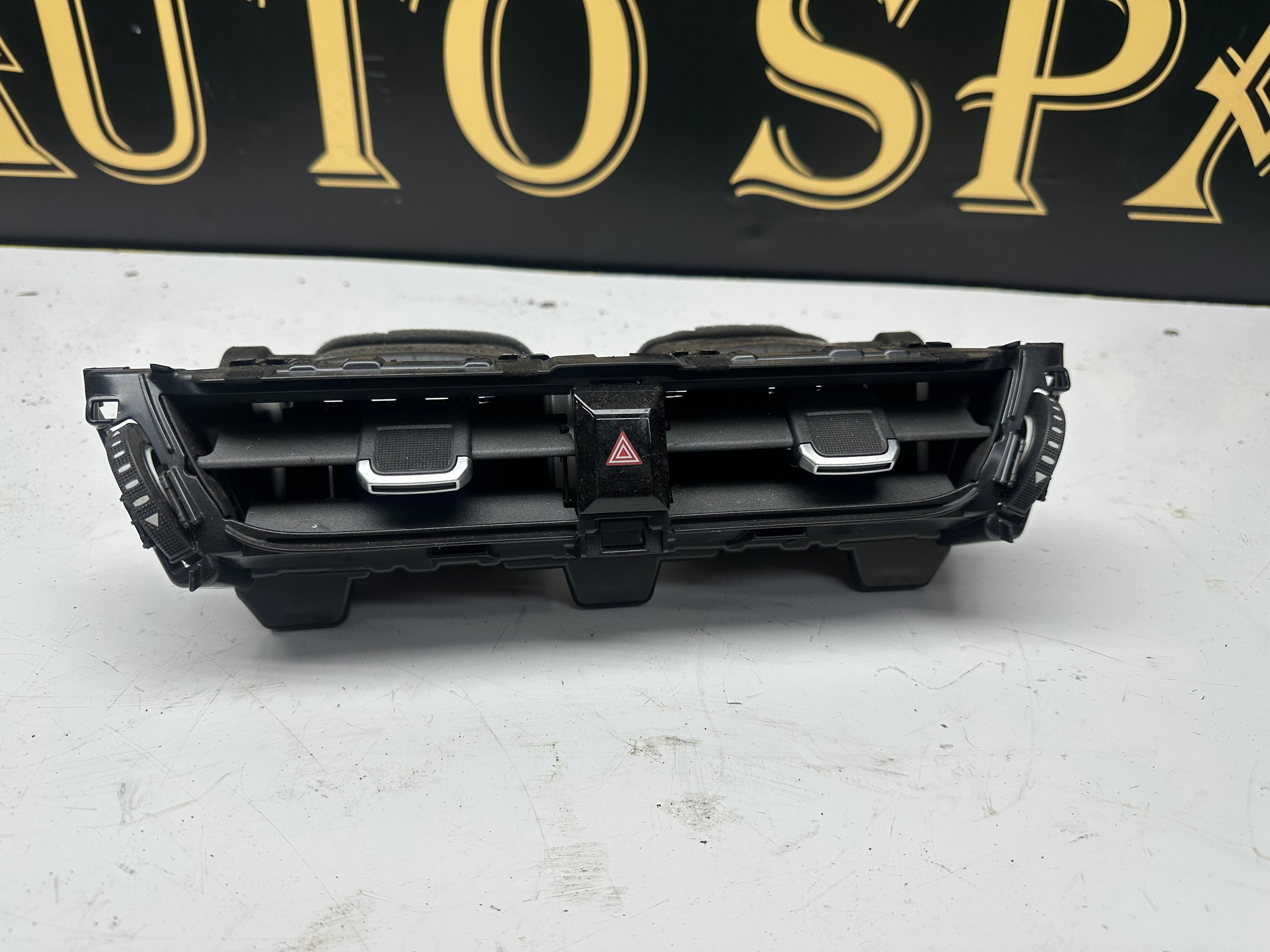 Toyota Corolla Hatchback E21 Dashboard Air Fan (55670-02830) (055642-2830) (55670-02840) (055641-2830)