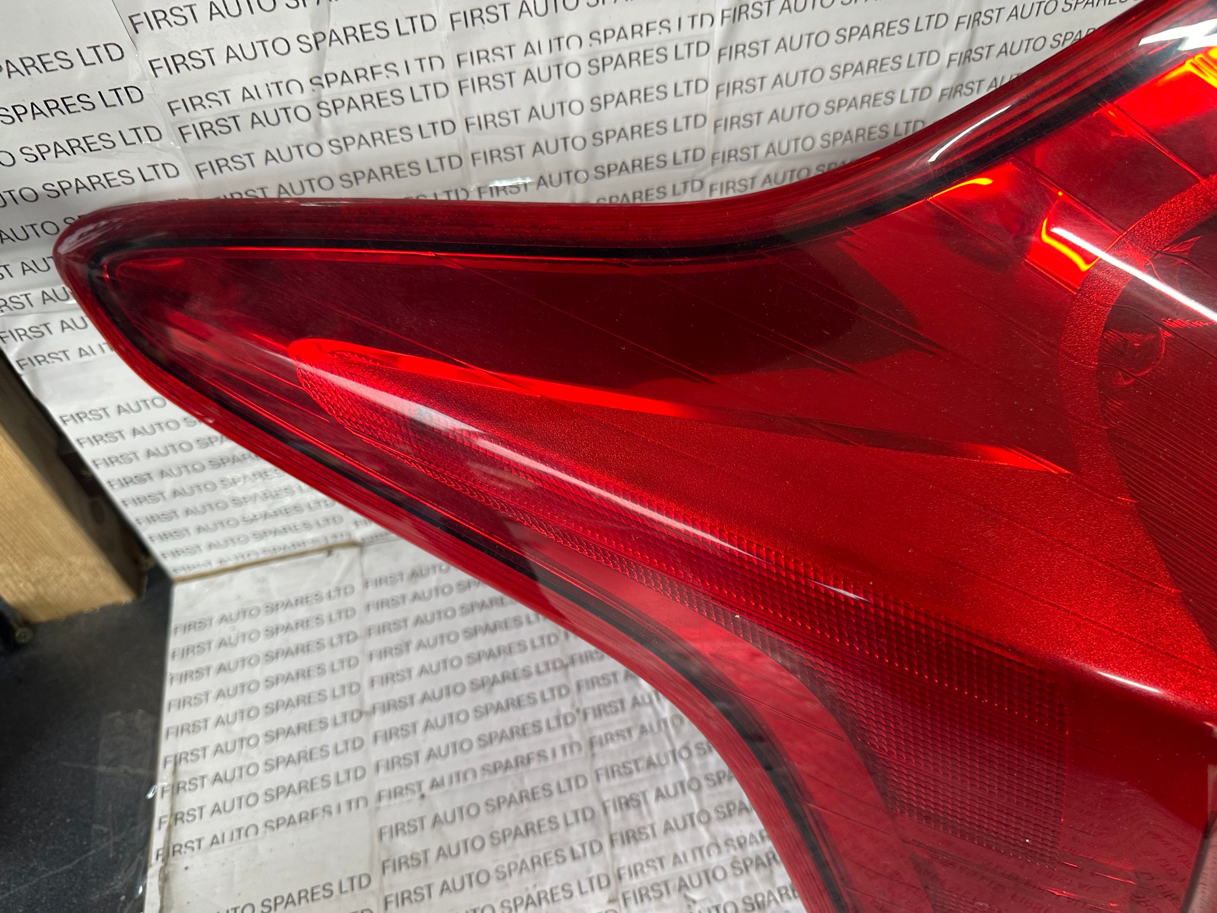 Ford Focus MK3 2012 Right Left Tail Light (BM51-13405-AB)