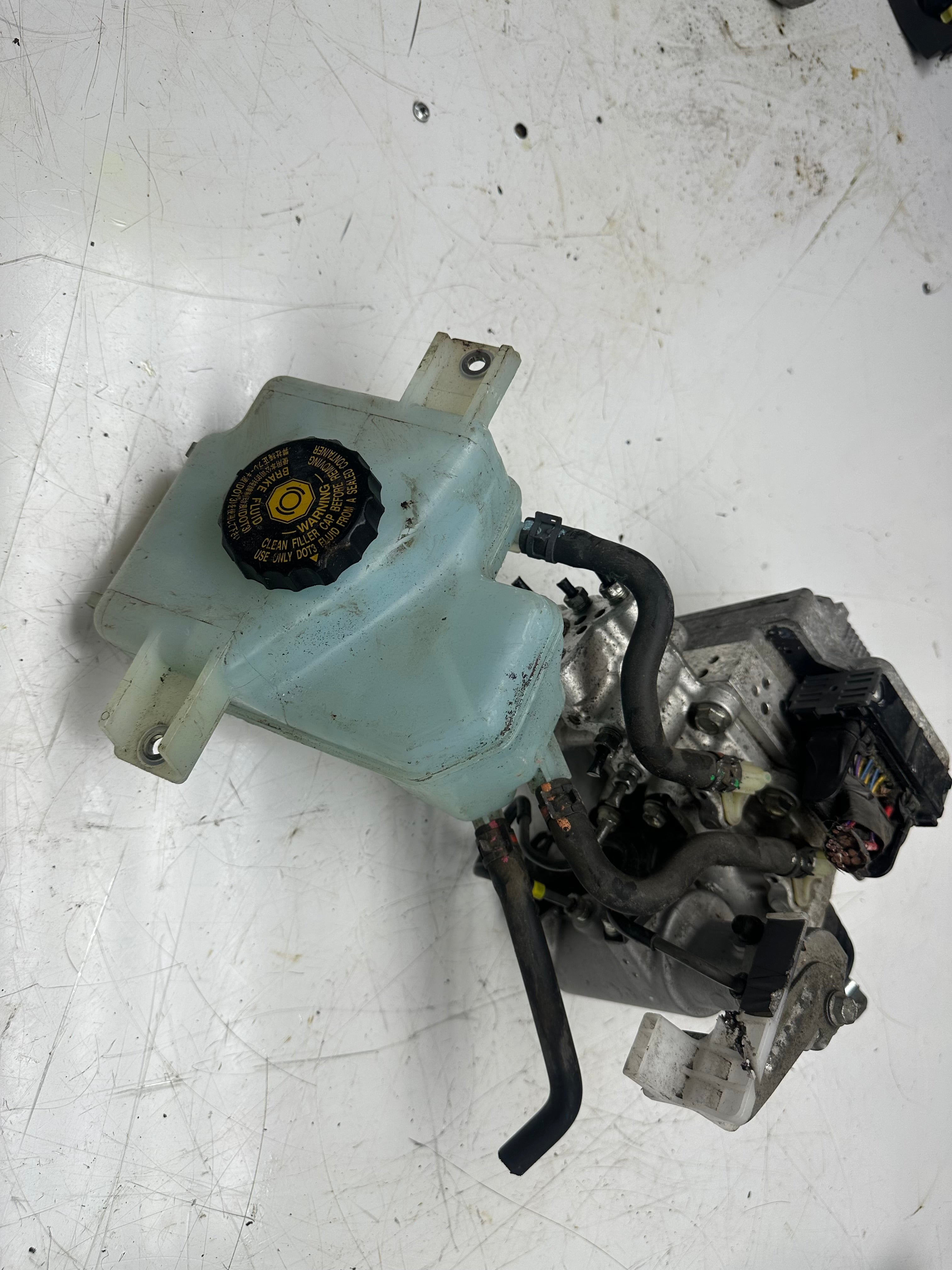 Toyota Prius ABS Actuator Brake Pump (47270-47030)