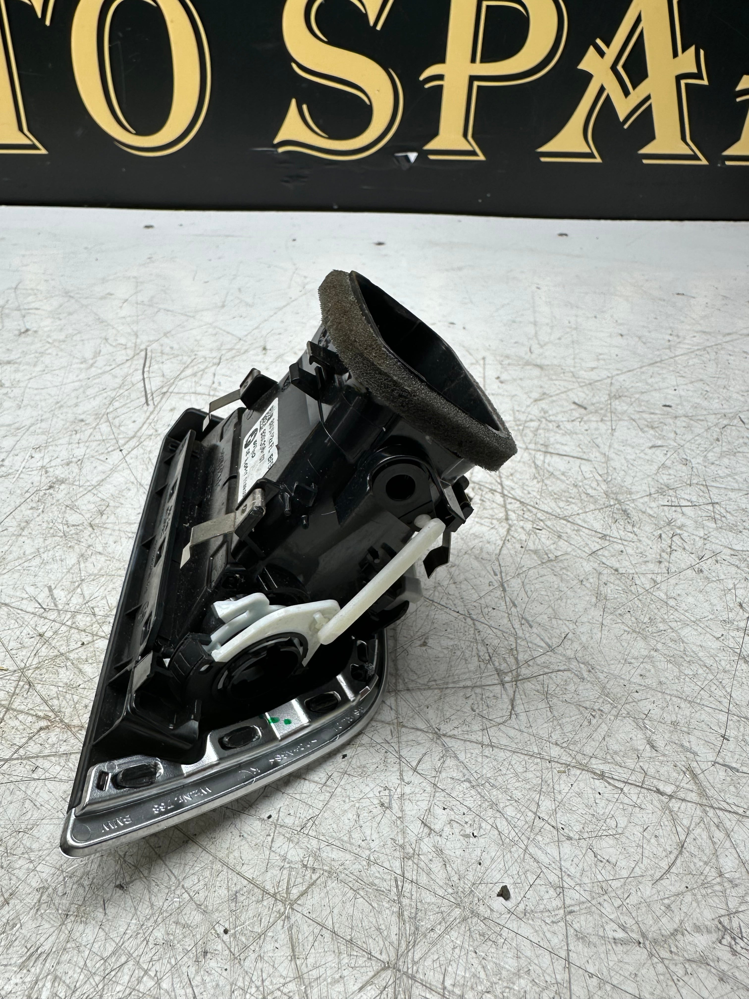 BMW 1 Series F40 Air Vent / Dashboard Vent – (7949339-05)
