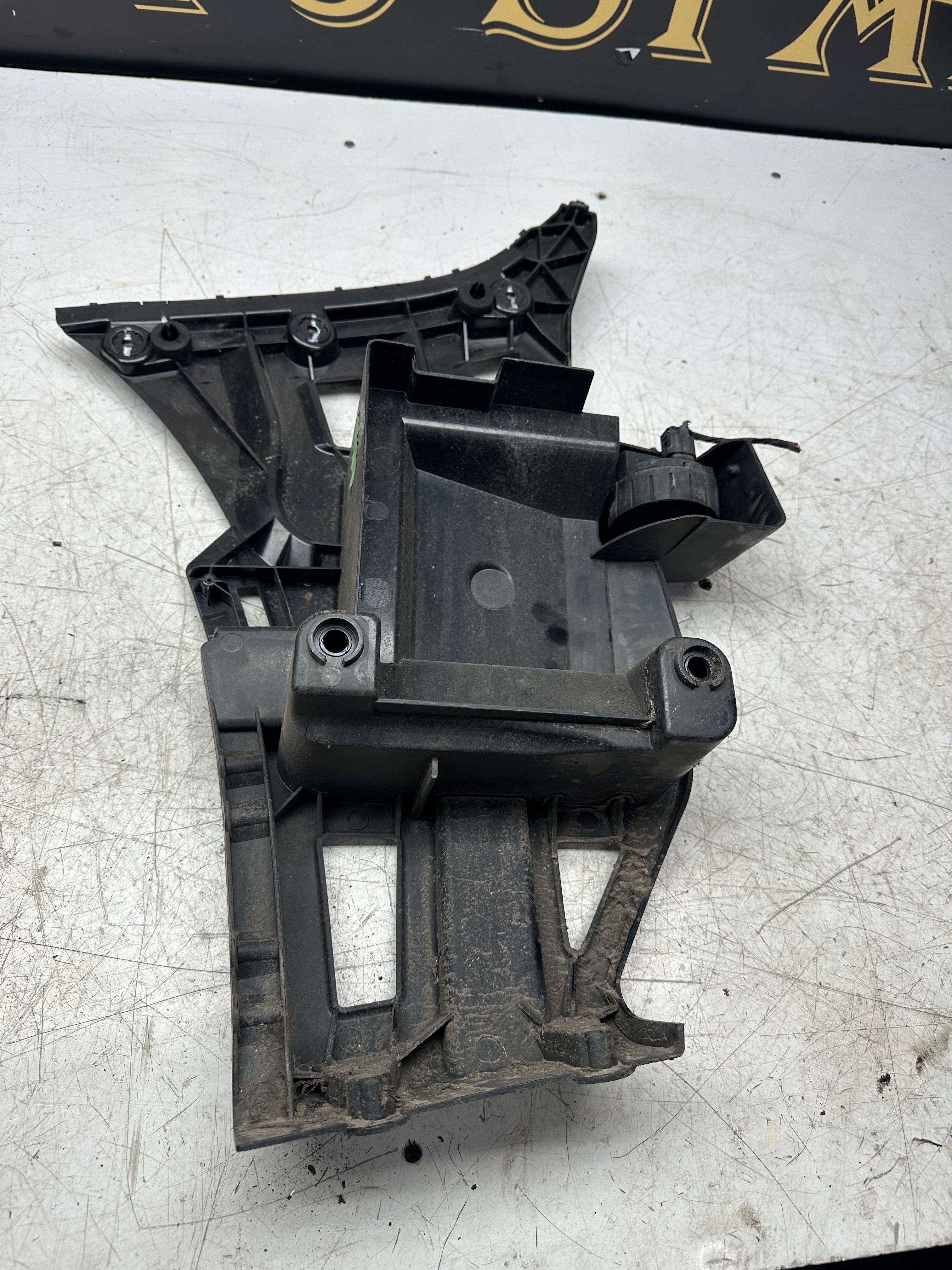 BMW X1 F48 Rear Bumper Mount Bracket Right Driver Side (7332318)