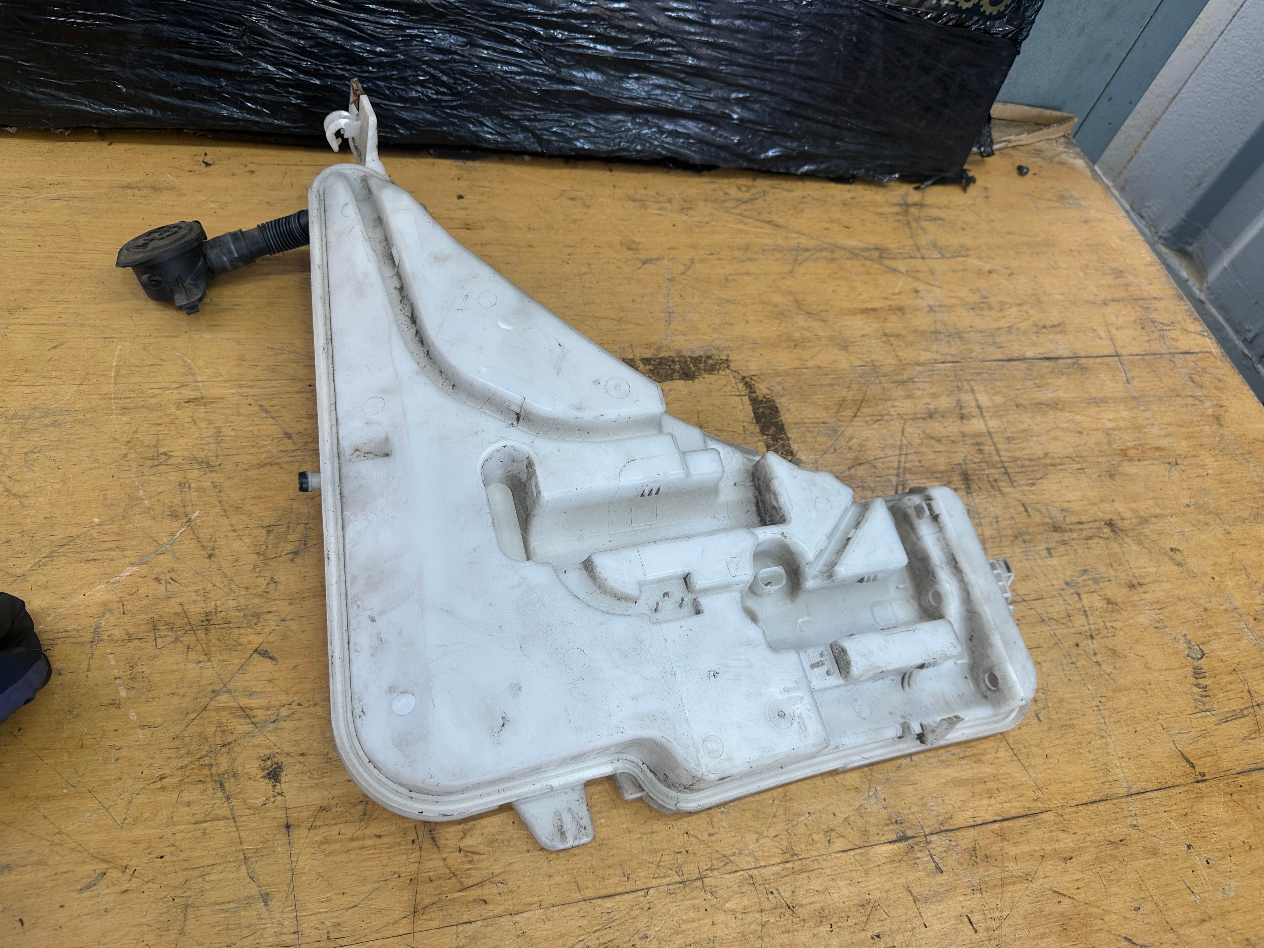 BMW 1 Series F20 2011–2019 Windscreen Washer Bottle (7241673-12) (7241673)