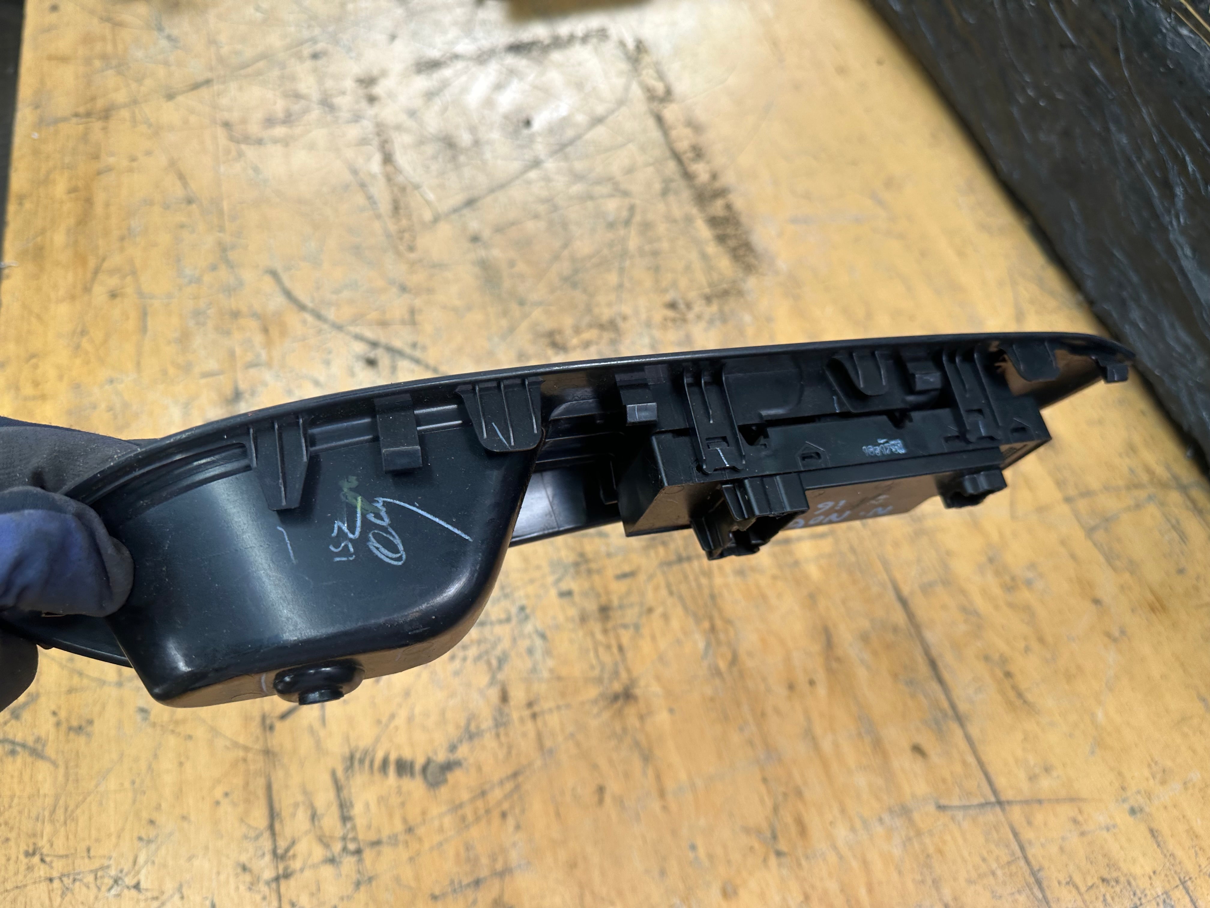 Nissan Note 2014–2019 Right Driver Front Window Control Switches (80960 3BB5A)