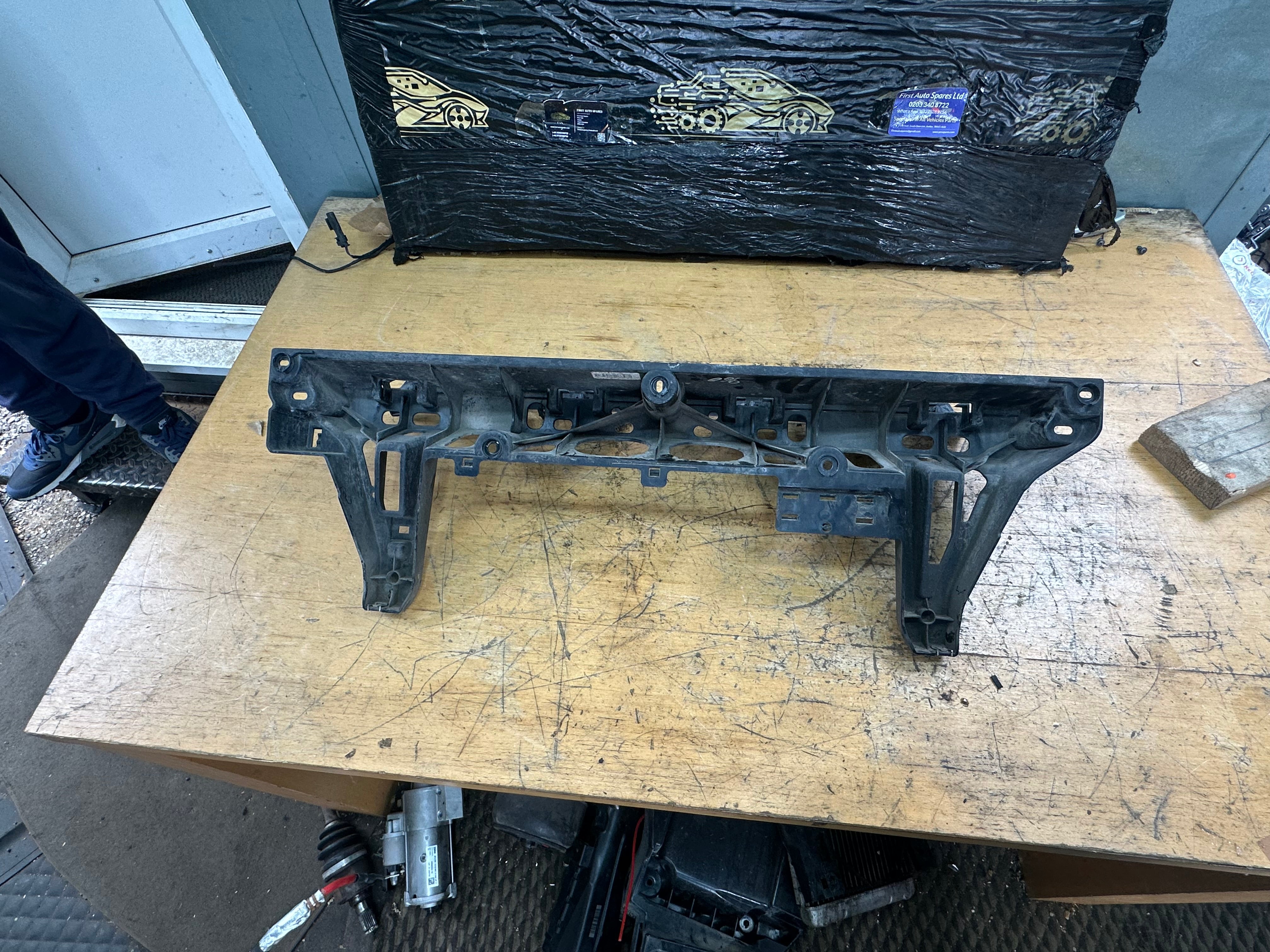 BMW X5 Series F15 Rear Bumper Centre Bracket Mount (7294391)