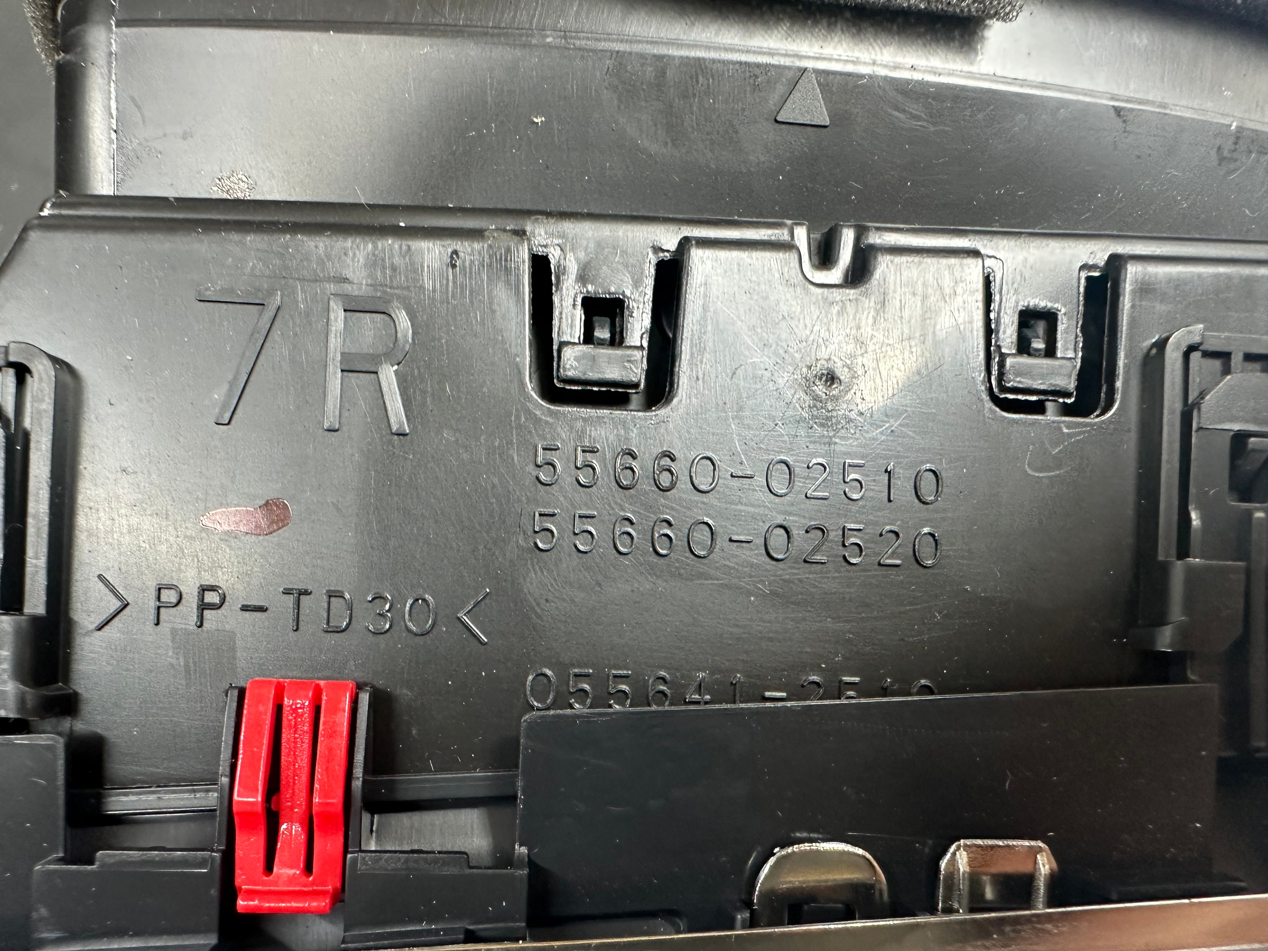 Toyota Corolla Right Dashboard Air Vent (55660-02510) (55660-02520)