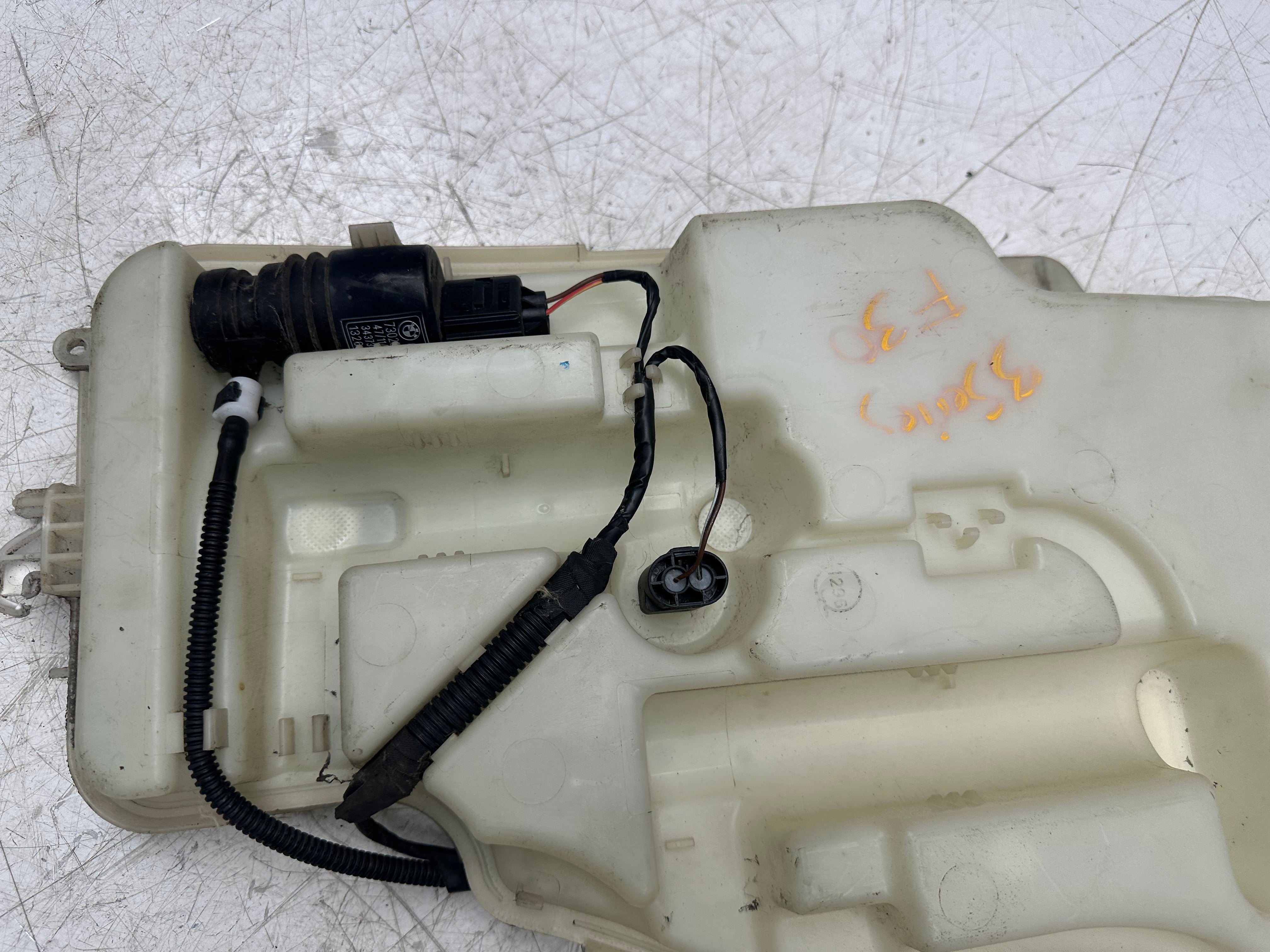 BMW 3 Series F30 Windscreen Washer Bottle & Pump (2011–2019)(7241671-09 )