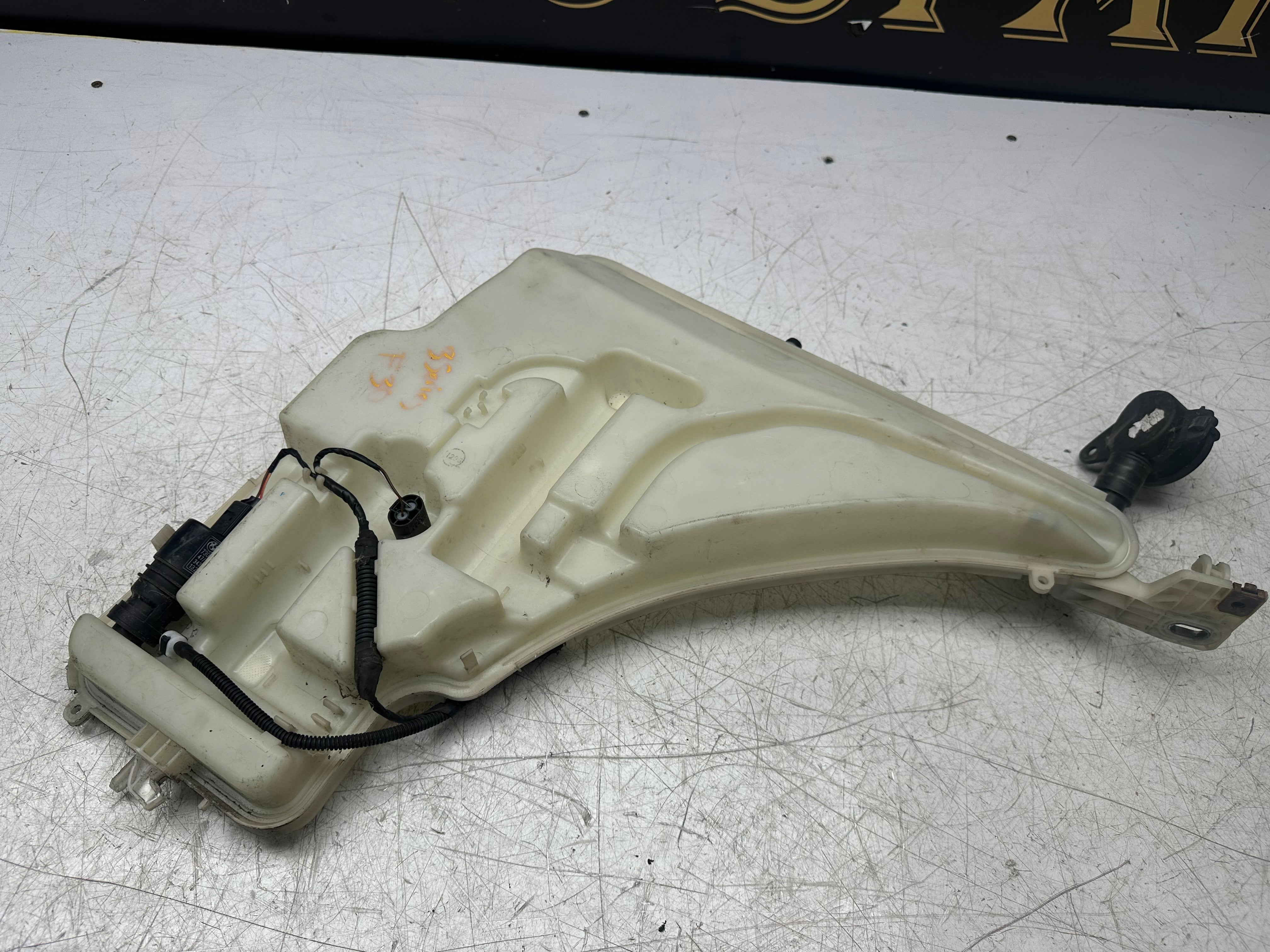 BMW 3 Series F30 Windscreen Washer Bottle & Pump (2011–2019)(7241671-09 )