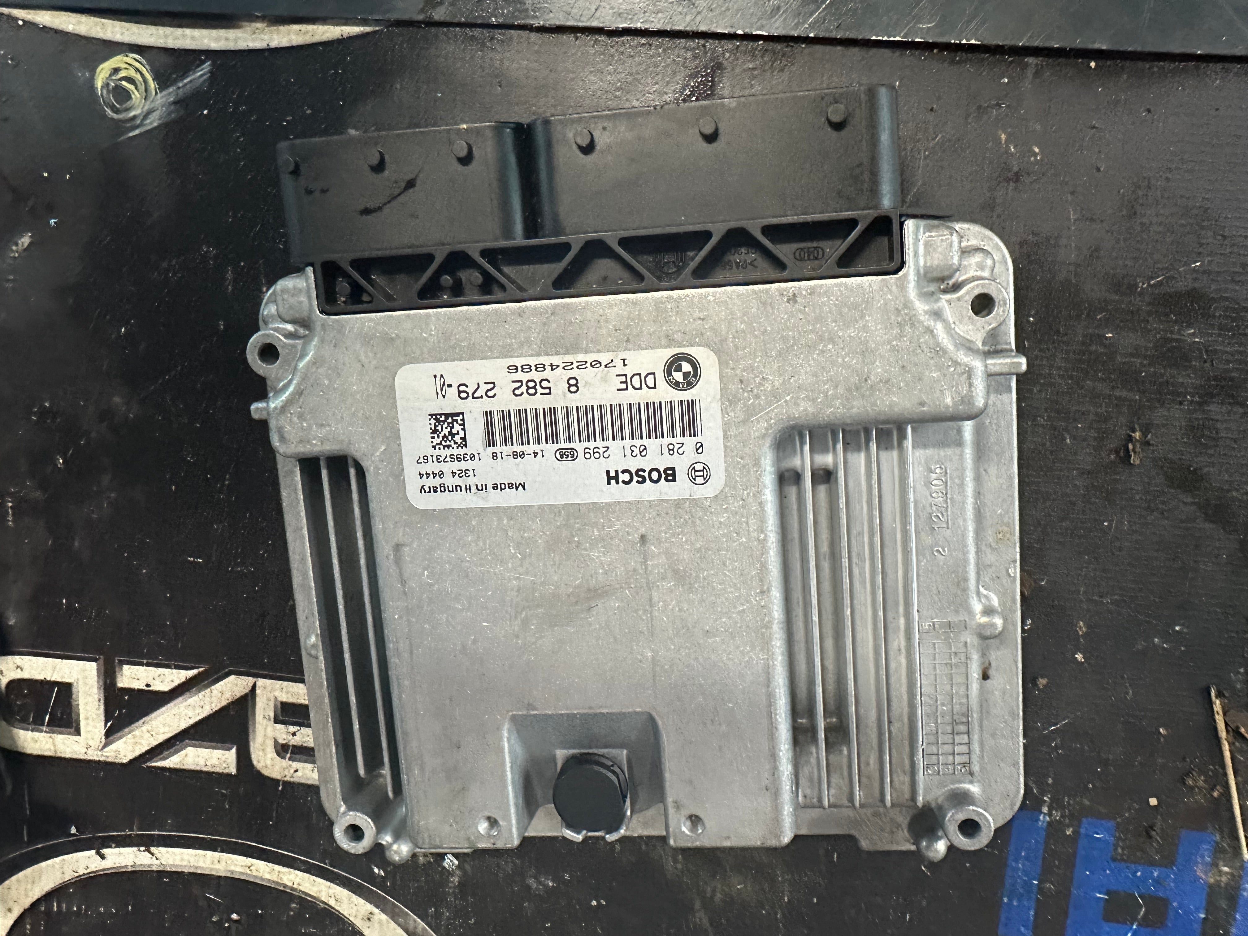 BMW Engine Control Unit (ECU) (DDE 8582279-01)