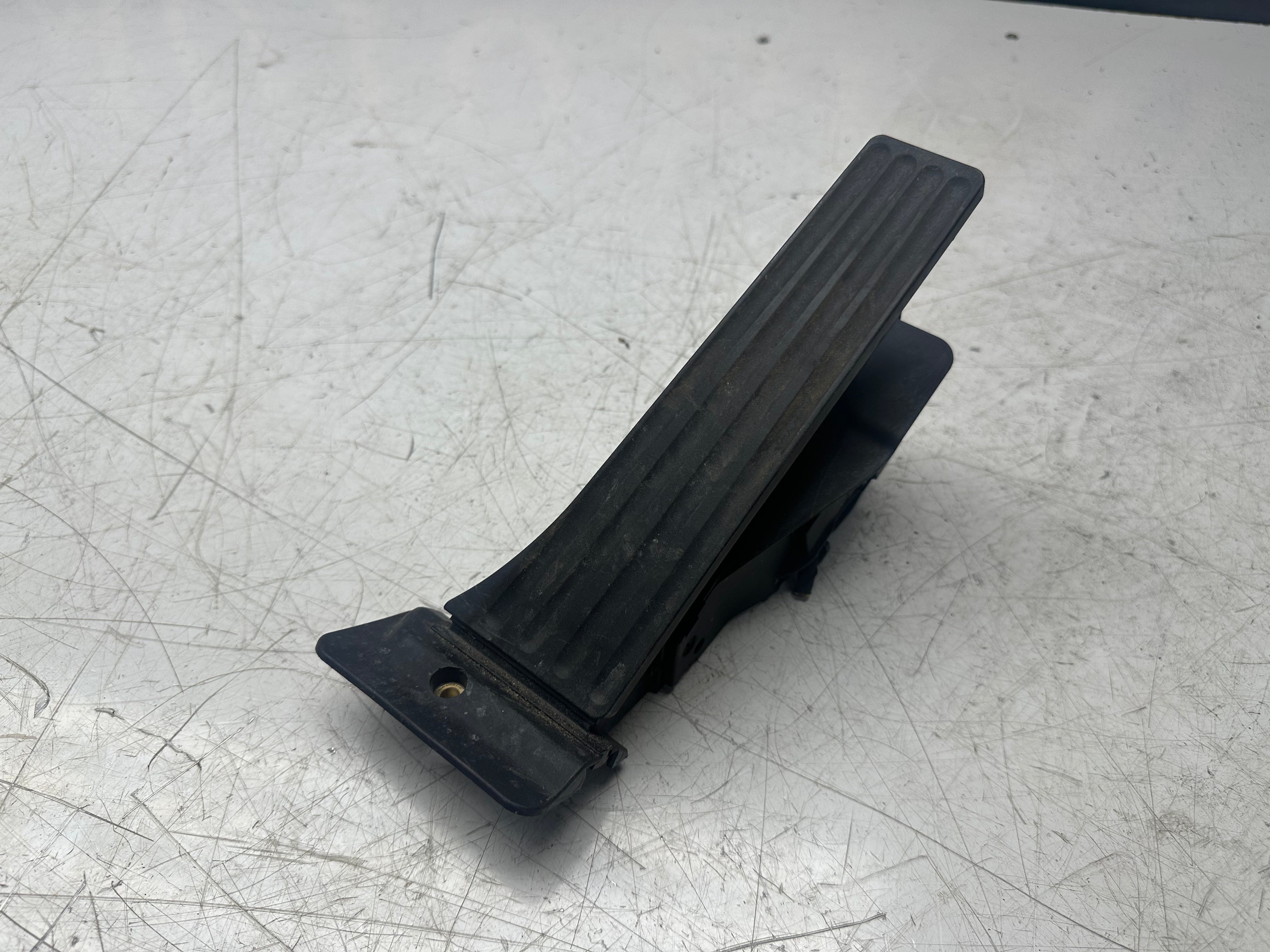 BMW F39 Gas Throttle Accelerator Pedal Assembly (6889822)