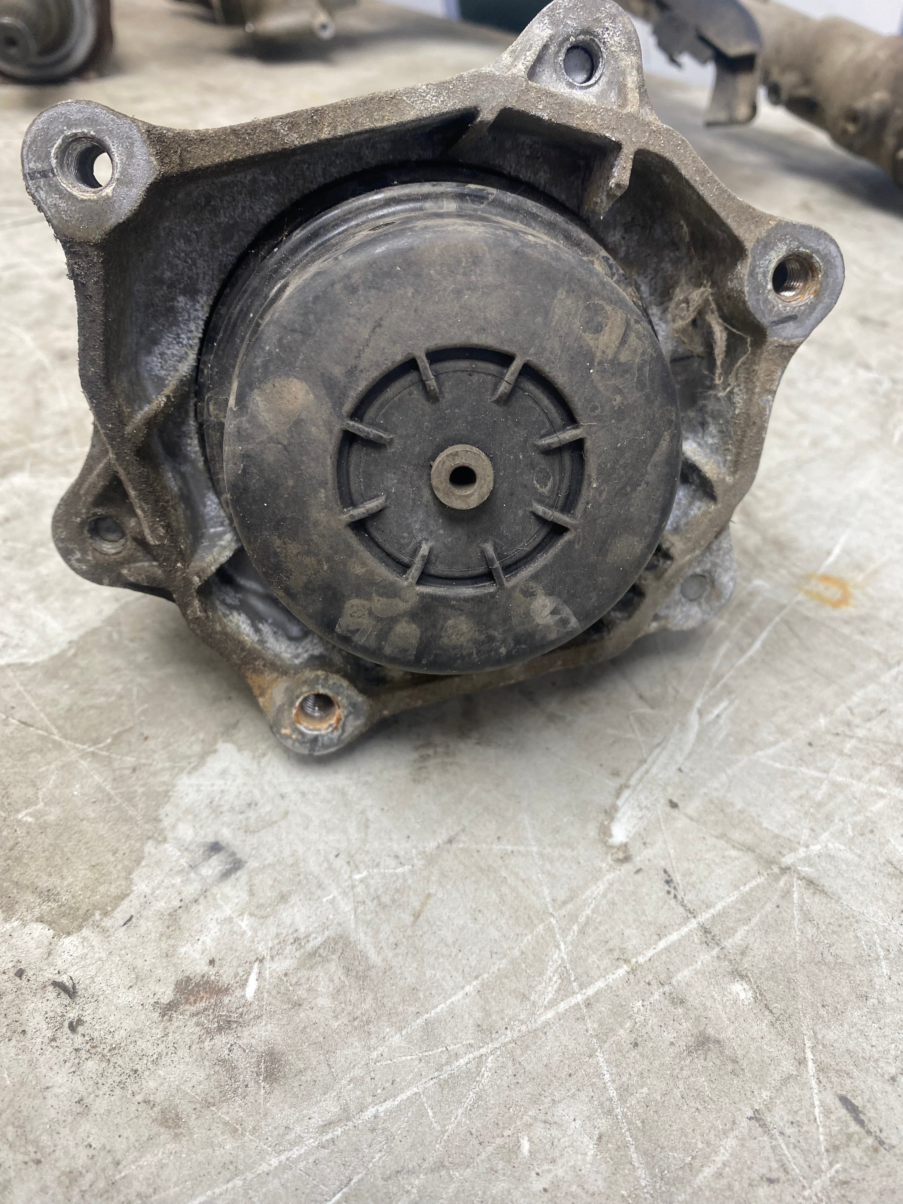 BMW 3 Series F30 330e 2.0 Hybrid Petrol Right Side Engine Mount 2016–2018 (6865470-01)