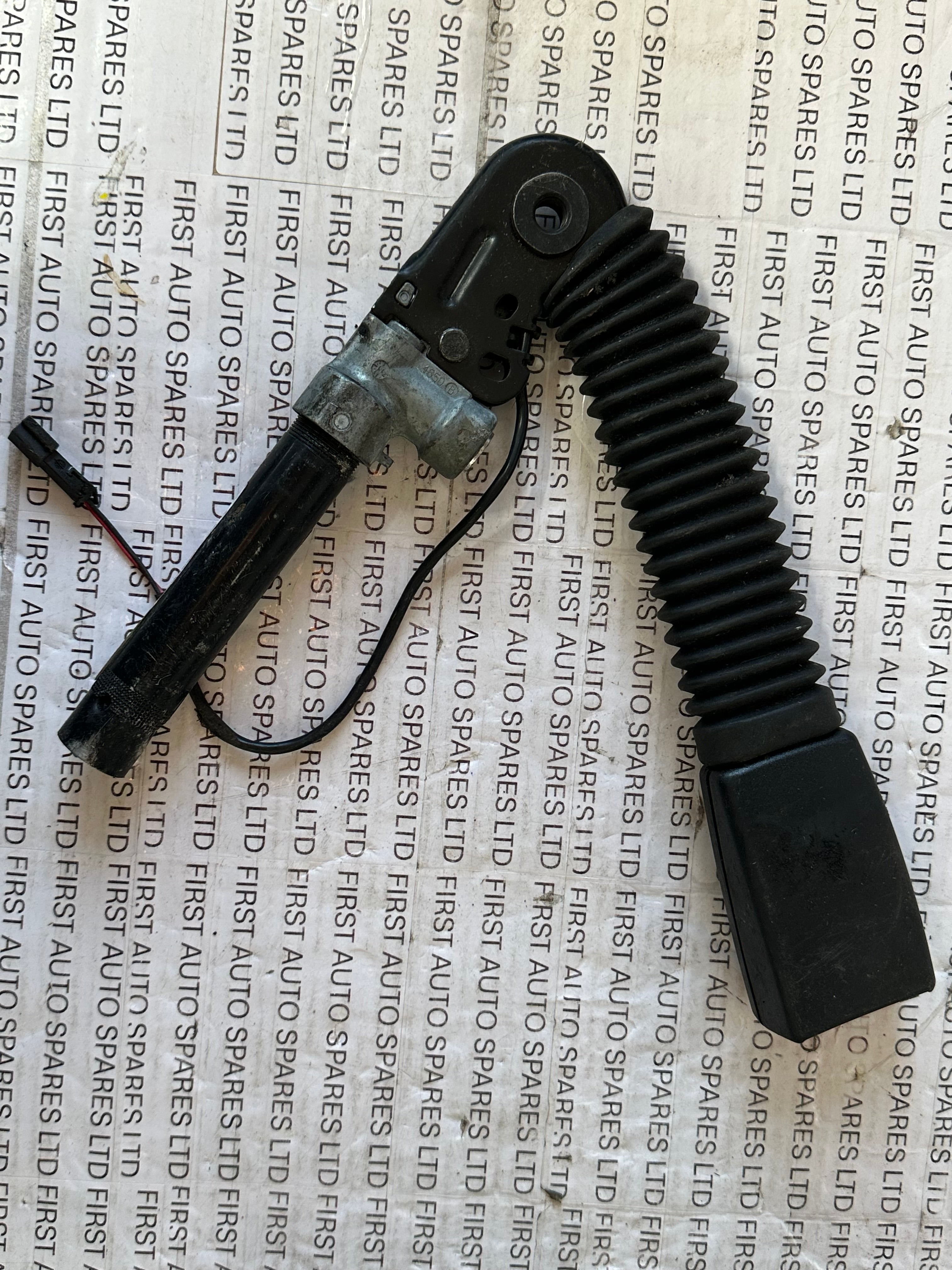 BMW 5 Series F10 2011 Front Right Side Seat Belt Buckle (615796400D)