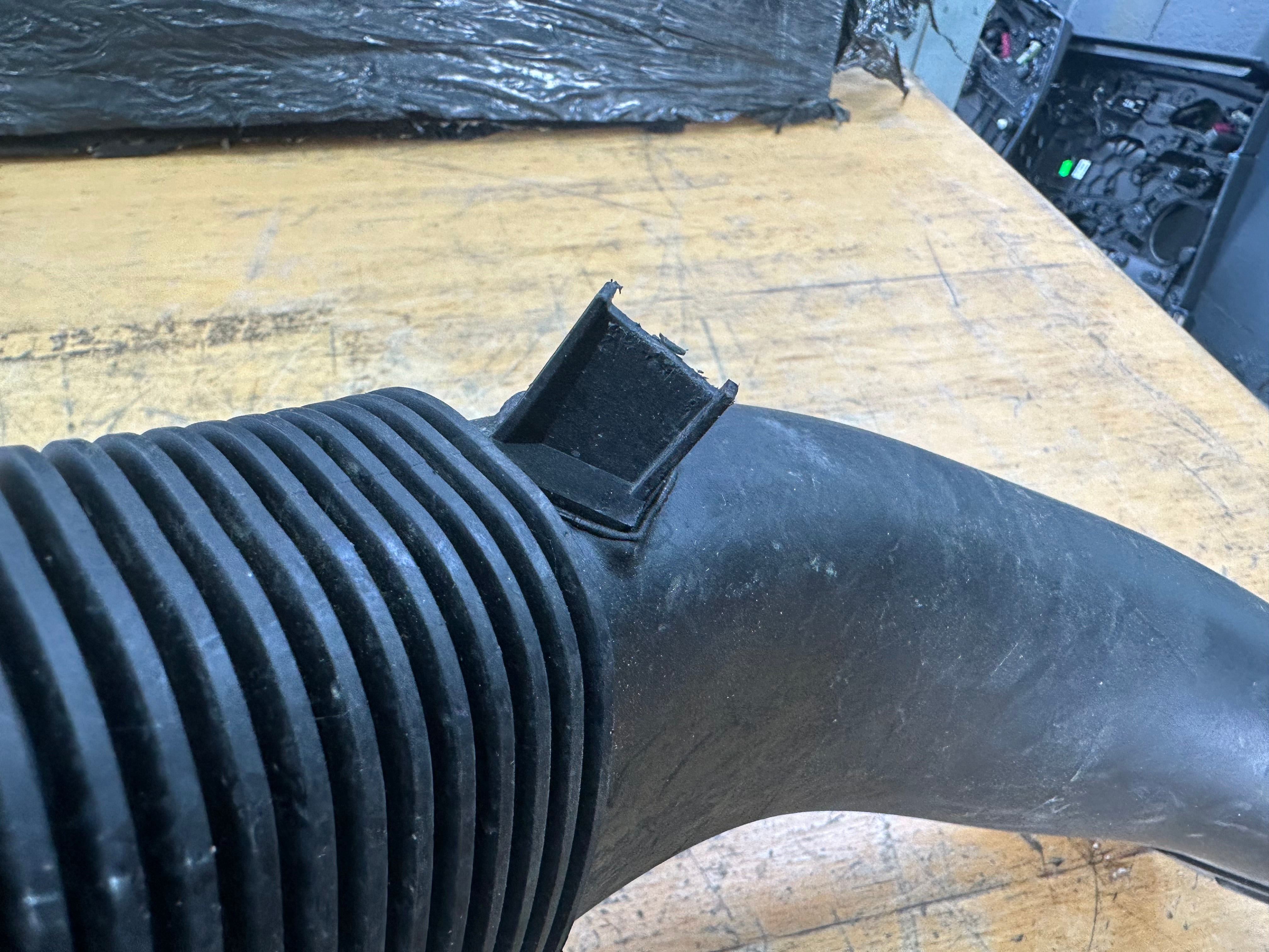 BMW X5 F15 / X6 F16 Engine Cooling Air Duct Inlet Pipe Airflow (8514007) (203519-10)