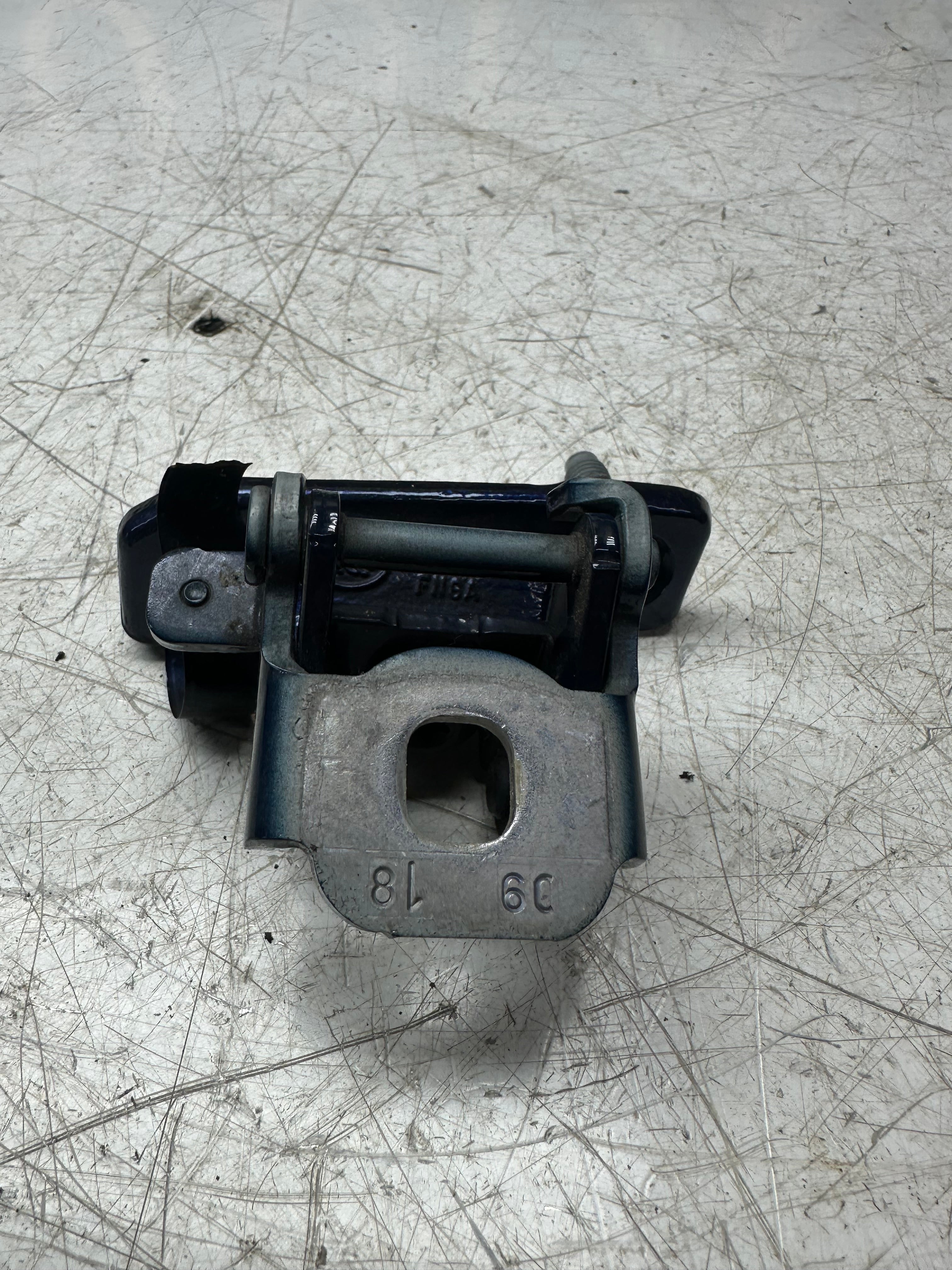 BMW 2 Series Gran Tourer F46 Tailgate / Boot Lid Hinges (2015–2022)(7318931 / 7318932)