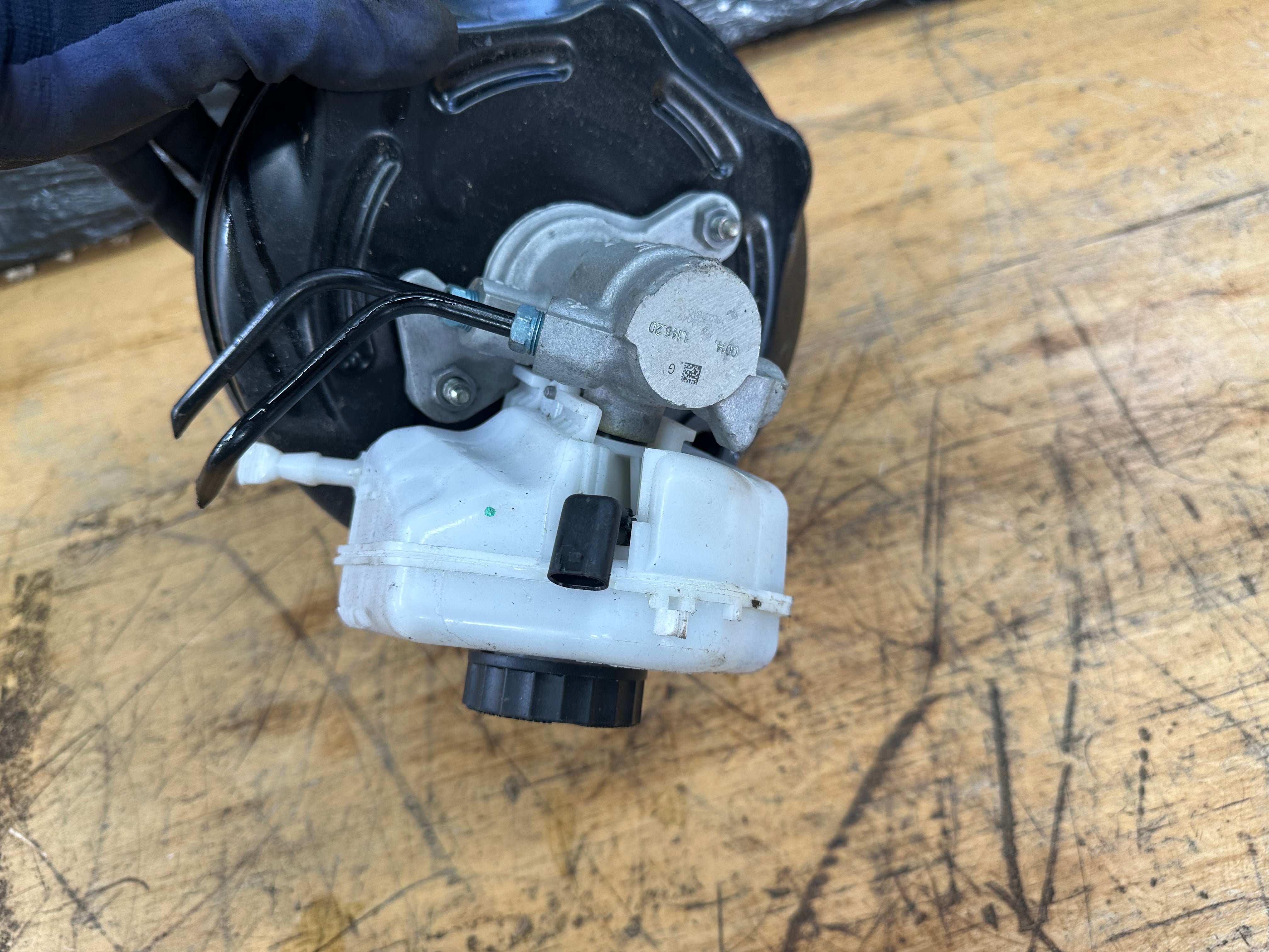 BMW 1 2 3 4 Series F20 F22 F30 F32 Brake Master Cylinder Servo (2284896 03)
