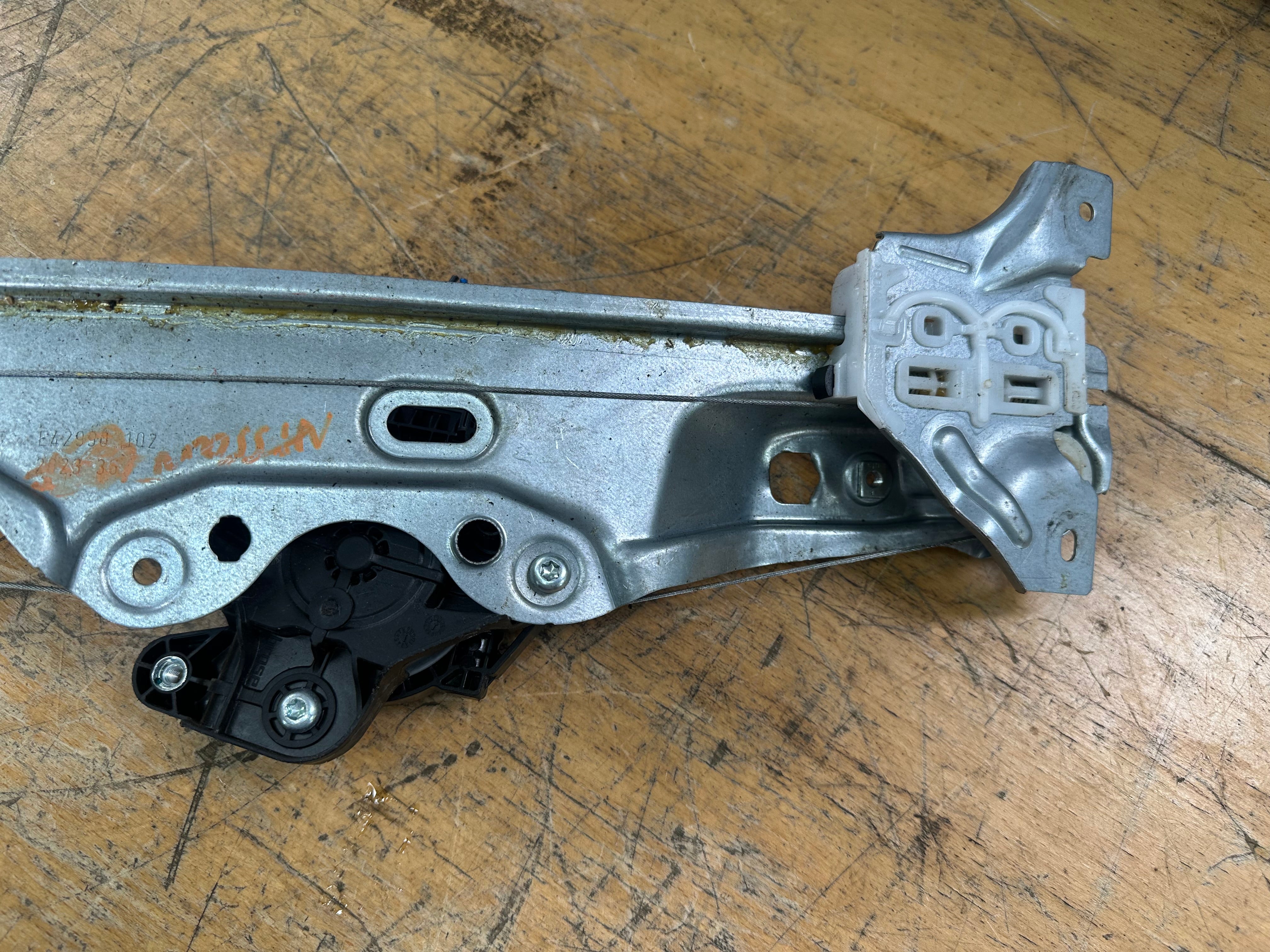 Nissan Qashqai 2021-2024 Front Right O/S/F Window Regulator (80700-6UA1B)