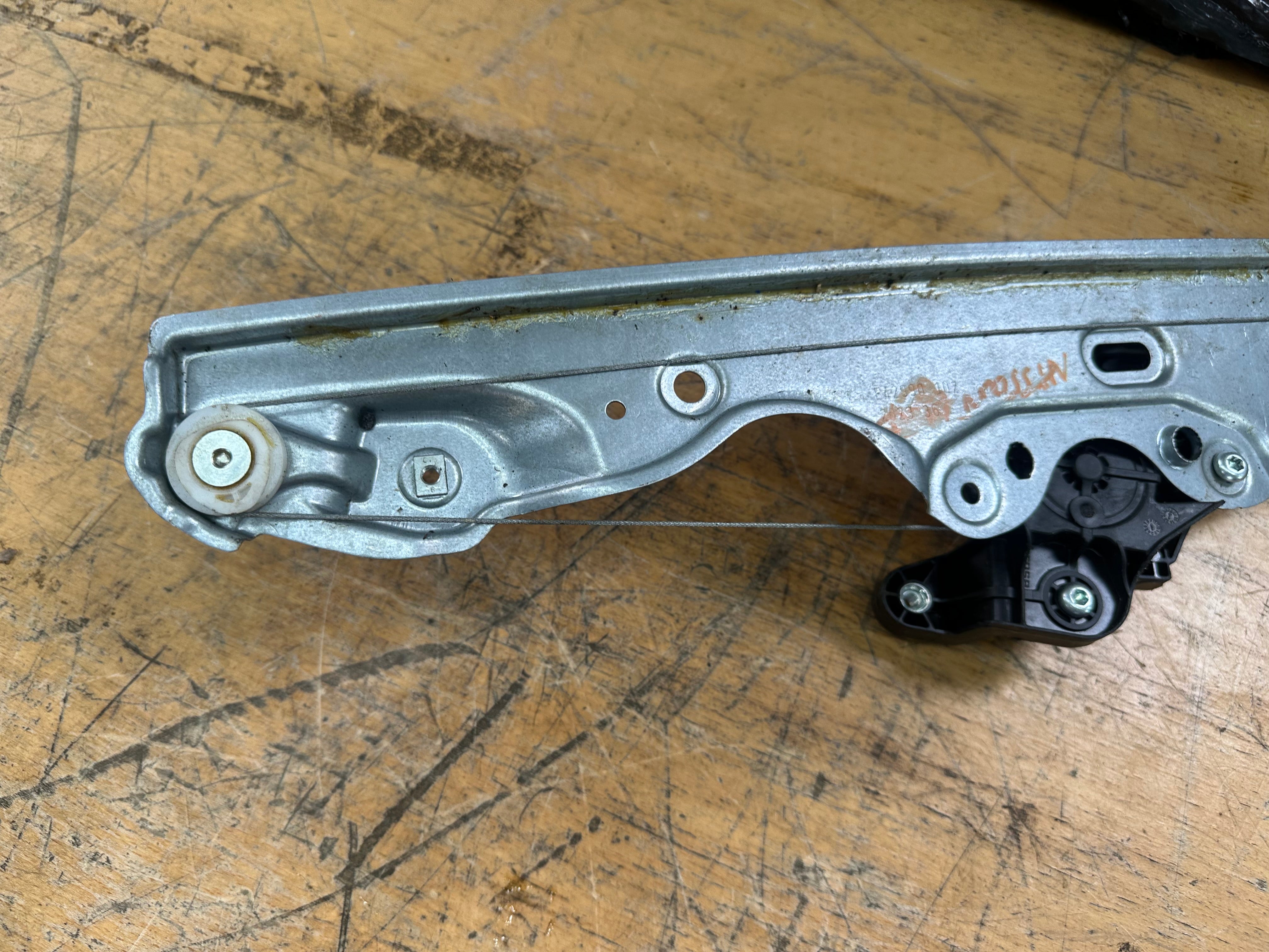 Nissan Qashqai 2021-2024 Front Right O/S/F Window Regulator (80700-6UA1B)