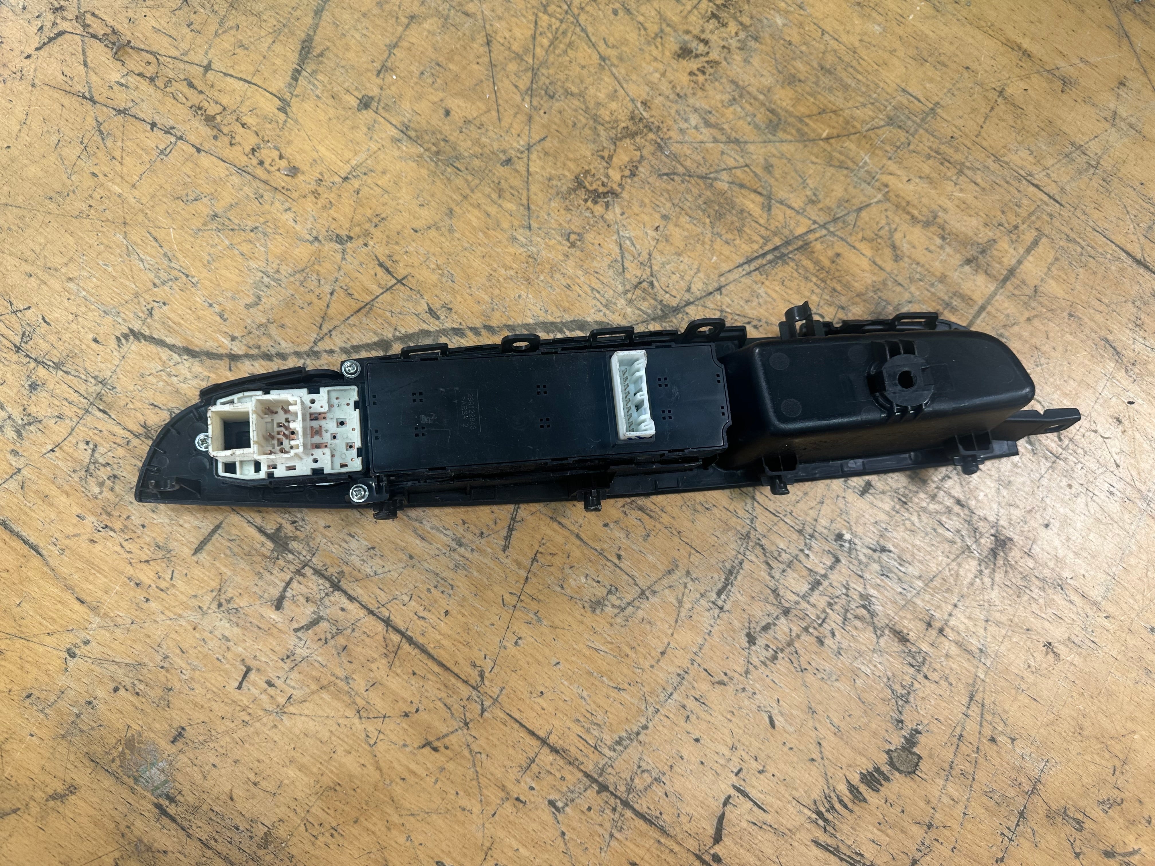 Hyundai i10 2016 O/S/F Driver Right Front Window Control Switch (82740-B9030)