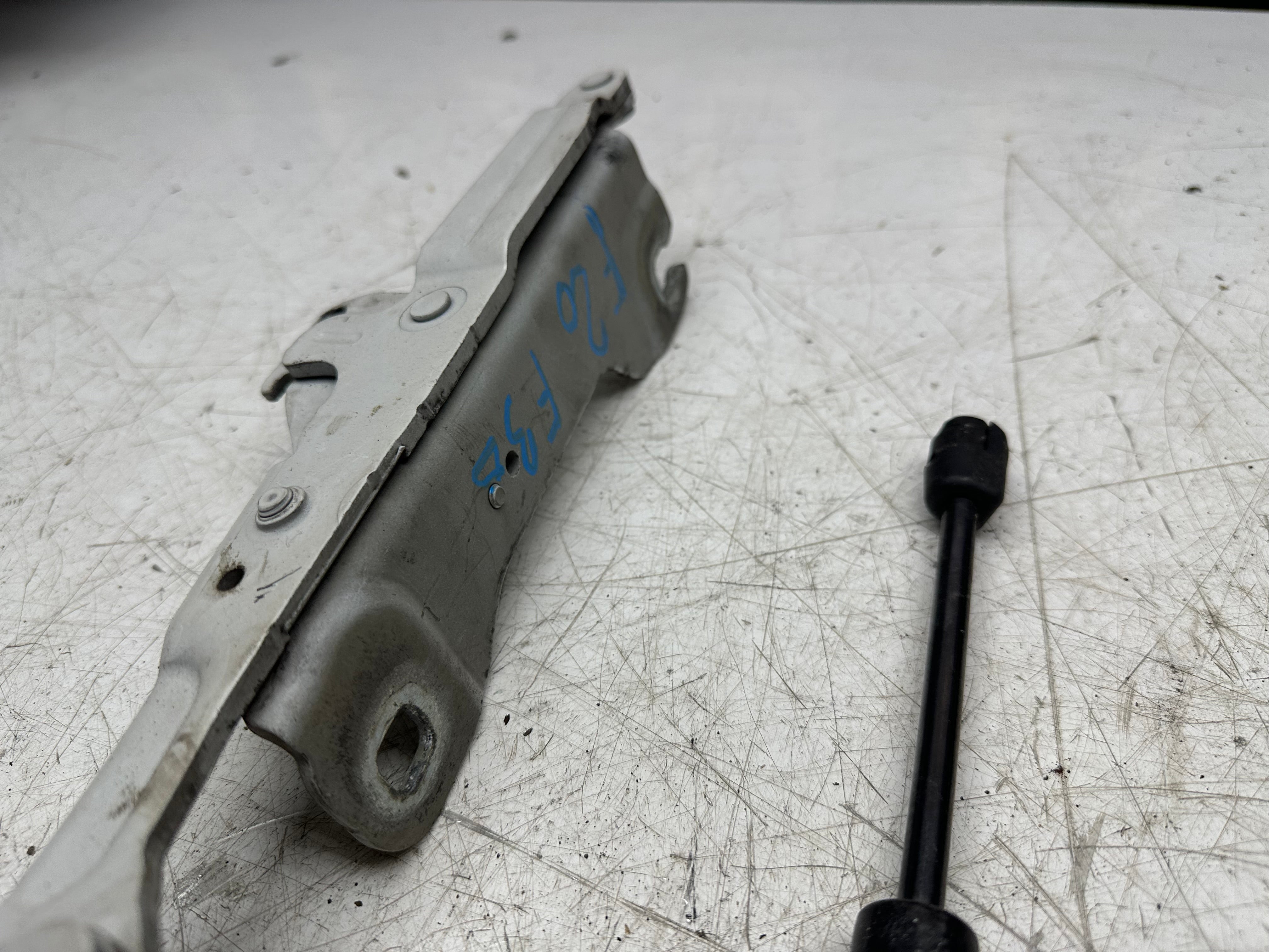 BMW 1 / 3 Series F20 F30 Pair Bonnet Hinges R&L (7239415) (7239416)