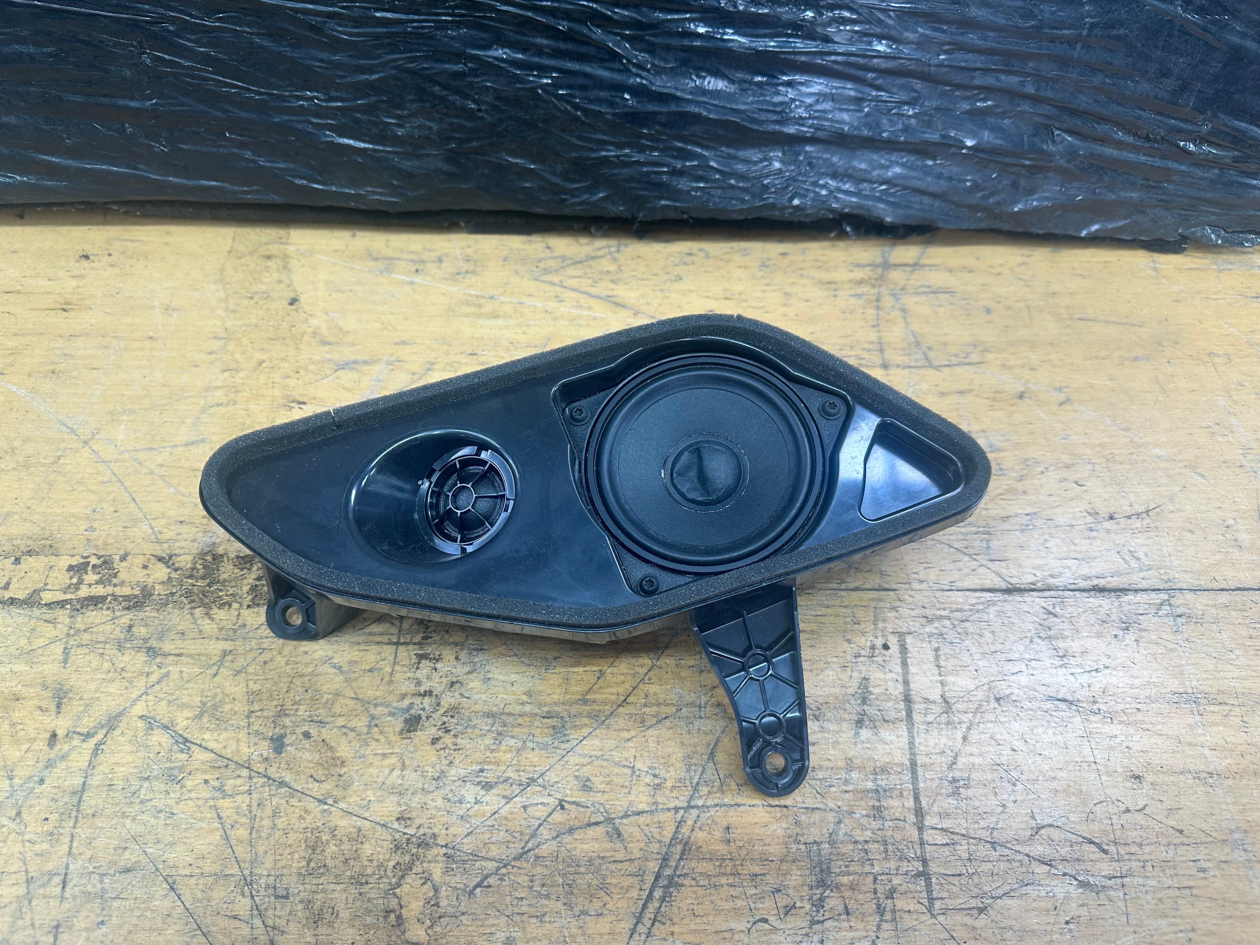 BMW X5 G05 2019 Rear Passenger Left Door Speaker (2622517) (30963640) (2622519)
