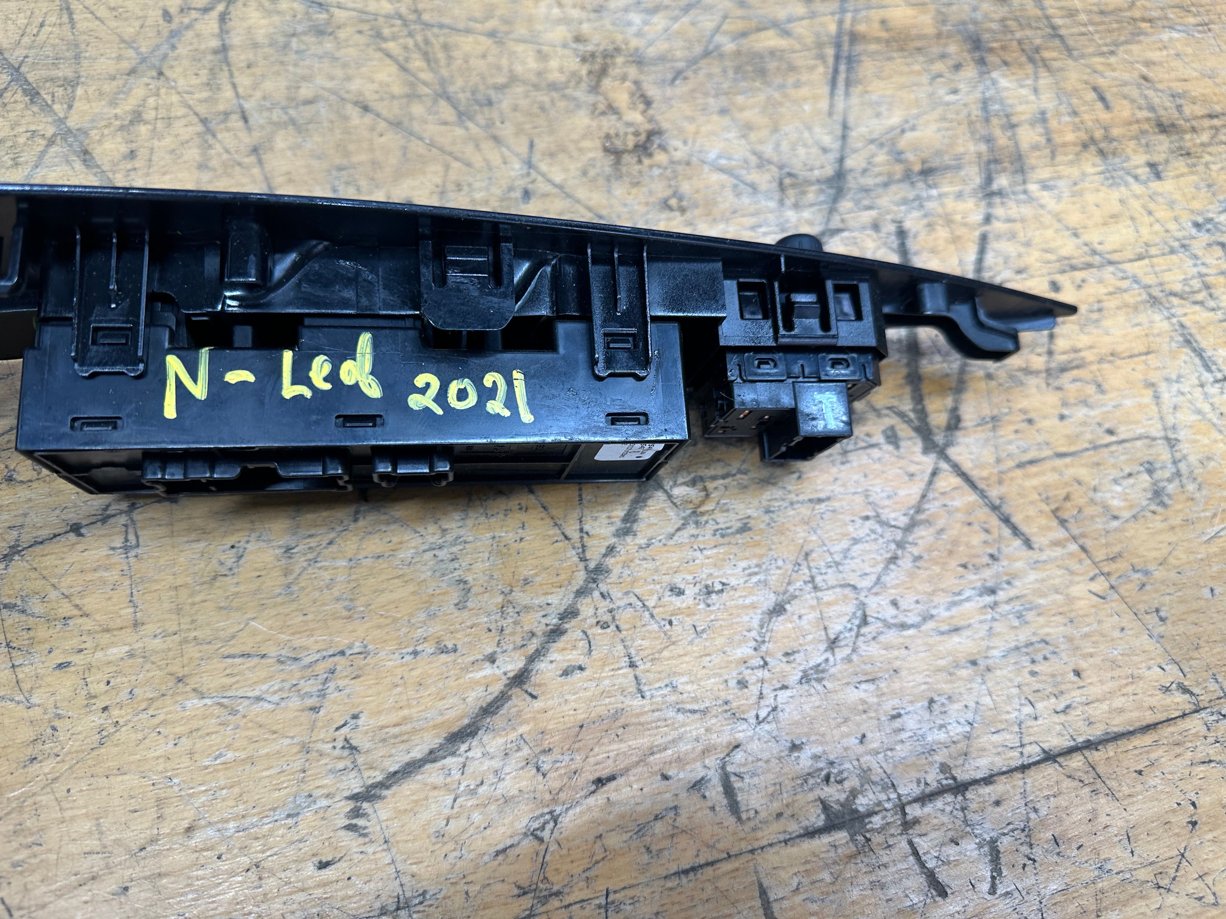 Nissan Leaf 2021 Front Right Door Window Switch (80960 3NM0A) (25401 5SJ0A)