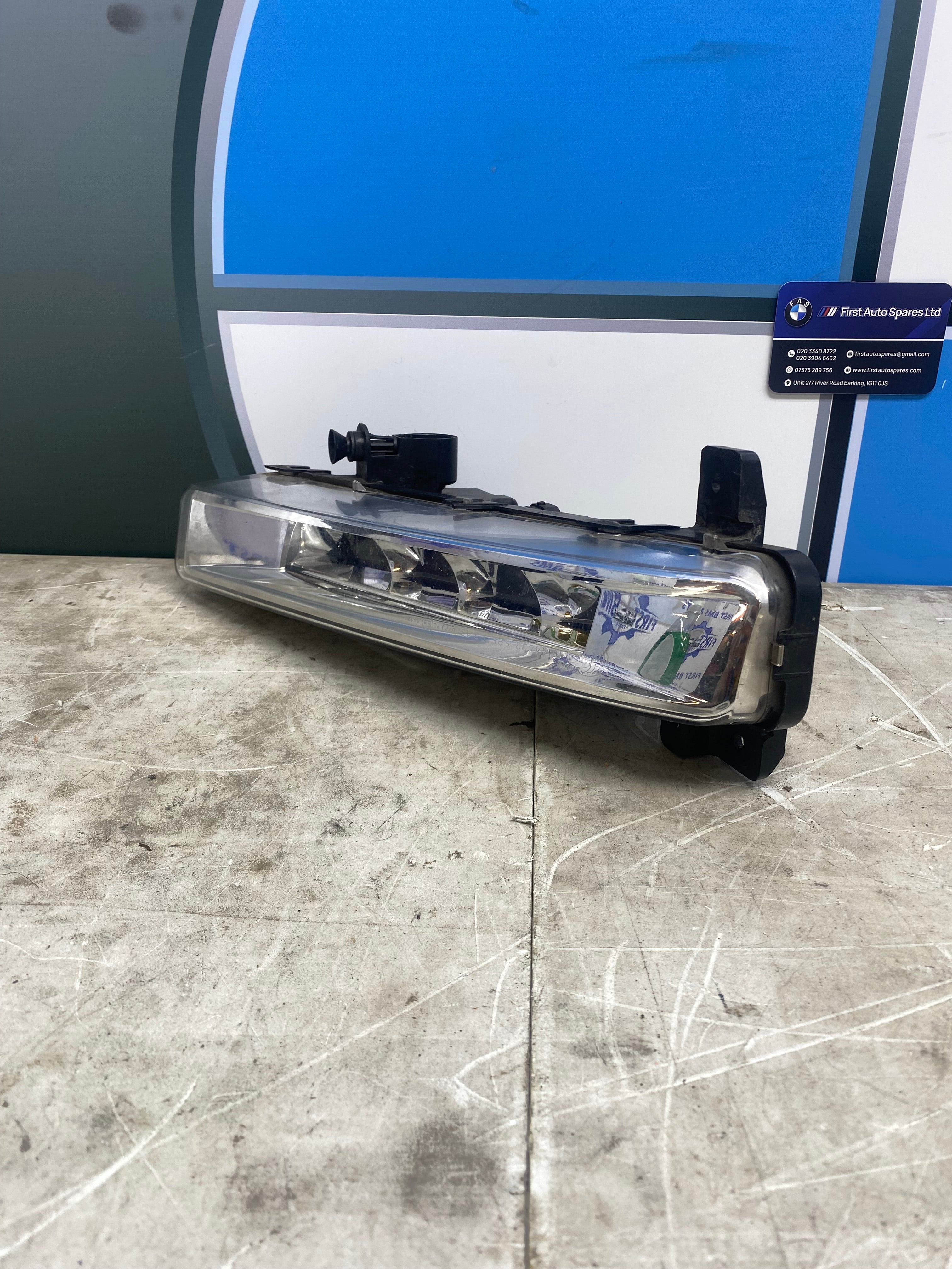 BMW 5 Series & 7 Series Right Headlight Mounting Bracket – Halogen / LED