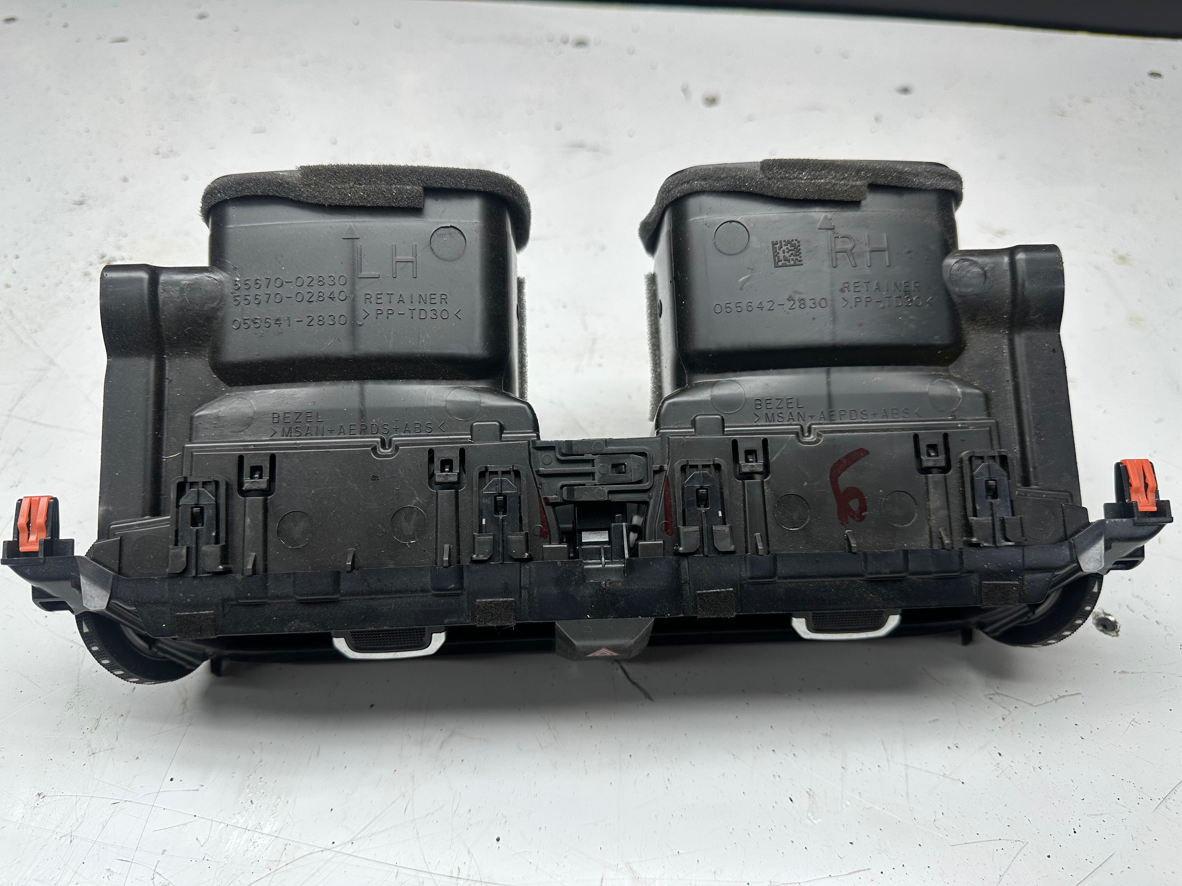 Toyota Corolla Hatchback E21 Dashboard Air Fan (55670-02830) (055642-2830) (55670-02840) (055641-2830)