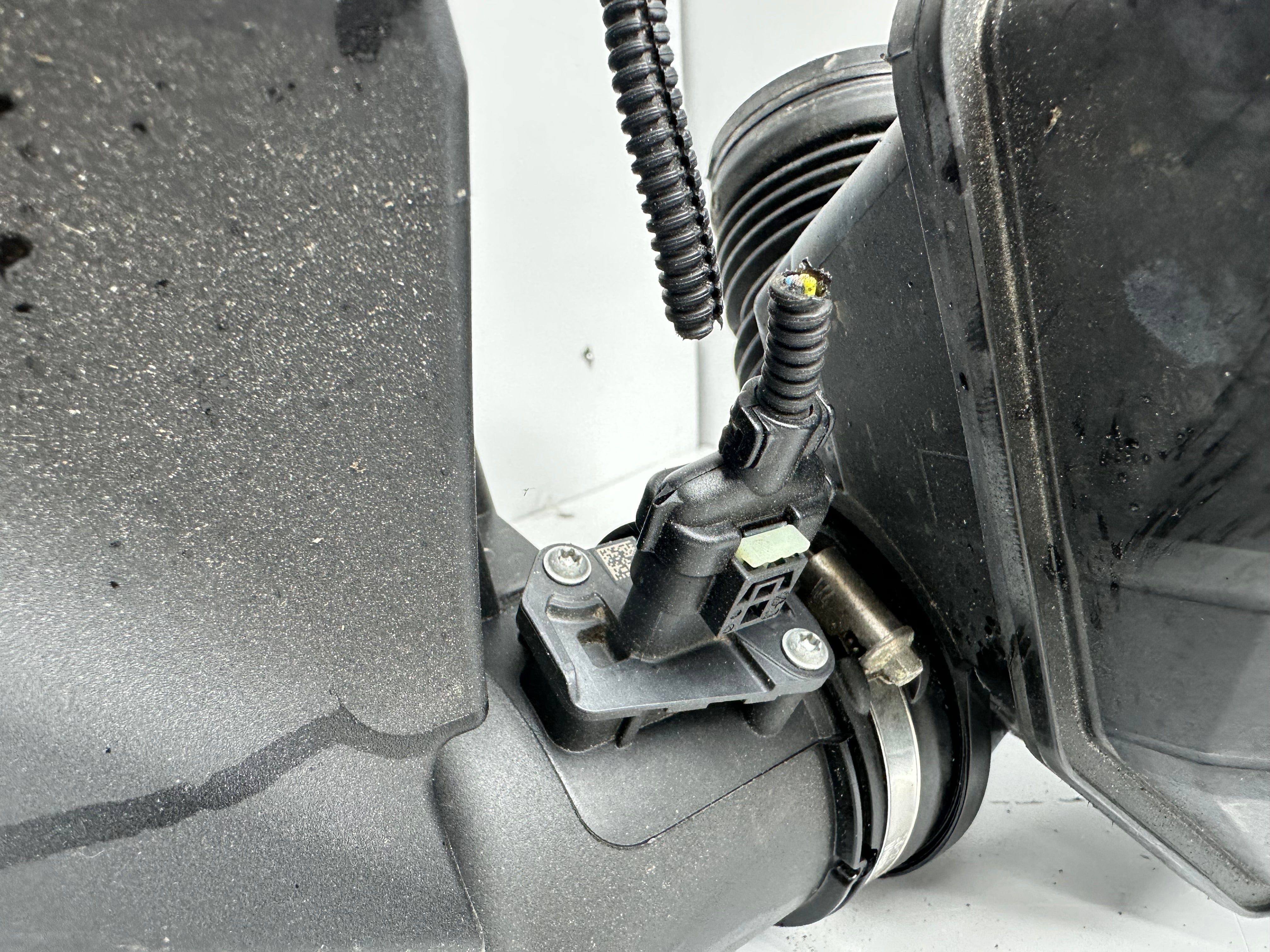 BMW 3 & 4 Series Intake Silencer Air Filter Box (180263-10) (AD858042402)