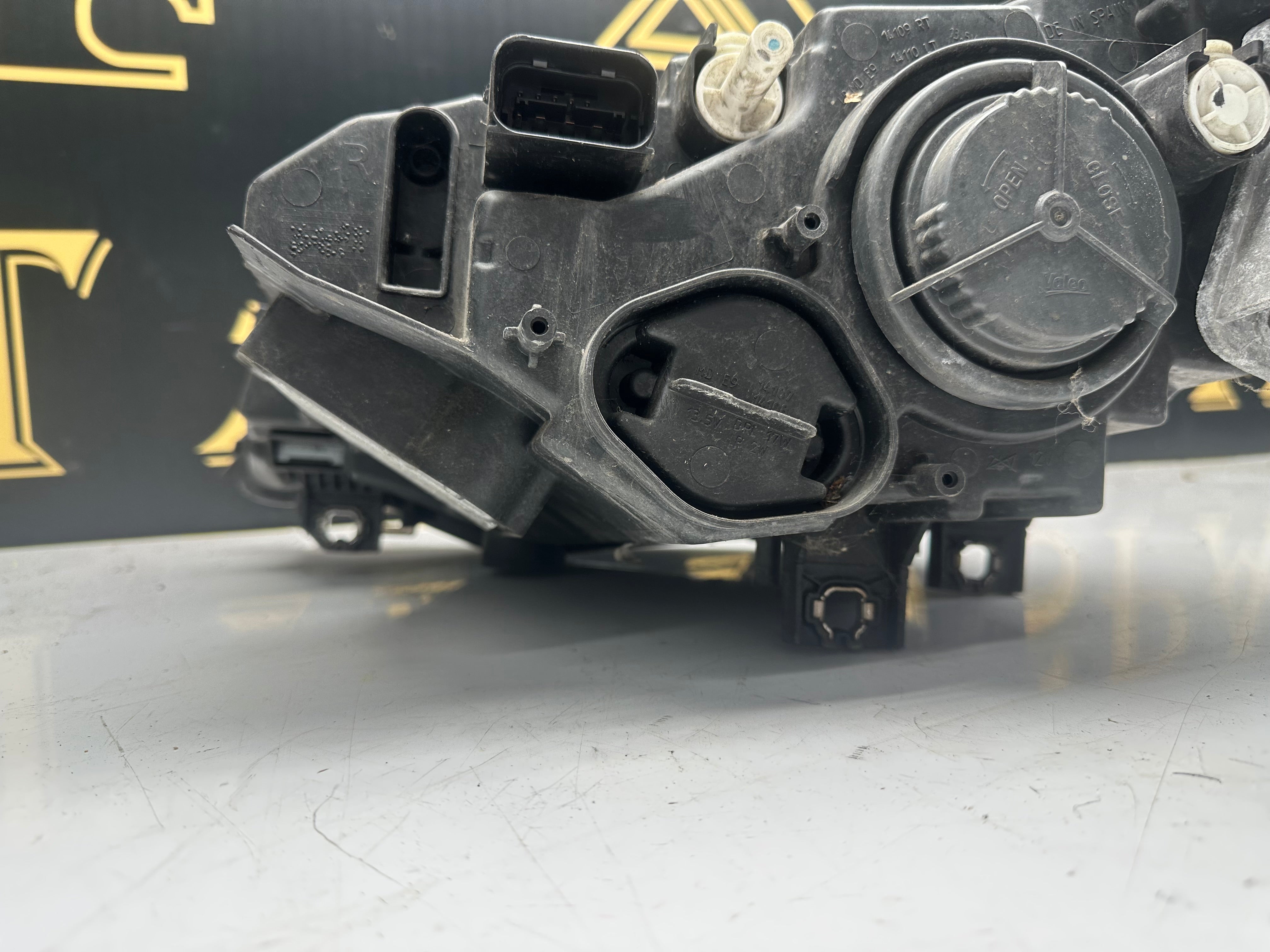BMW i3 2017 Right Halogen Headlight 7295672 (63.11-7295672-12)