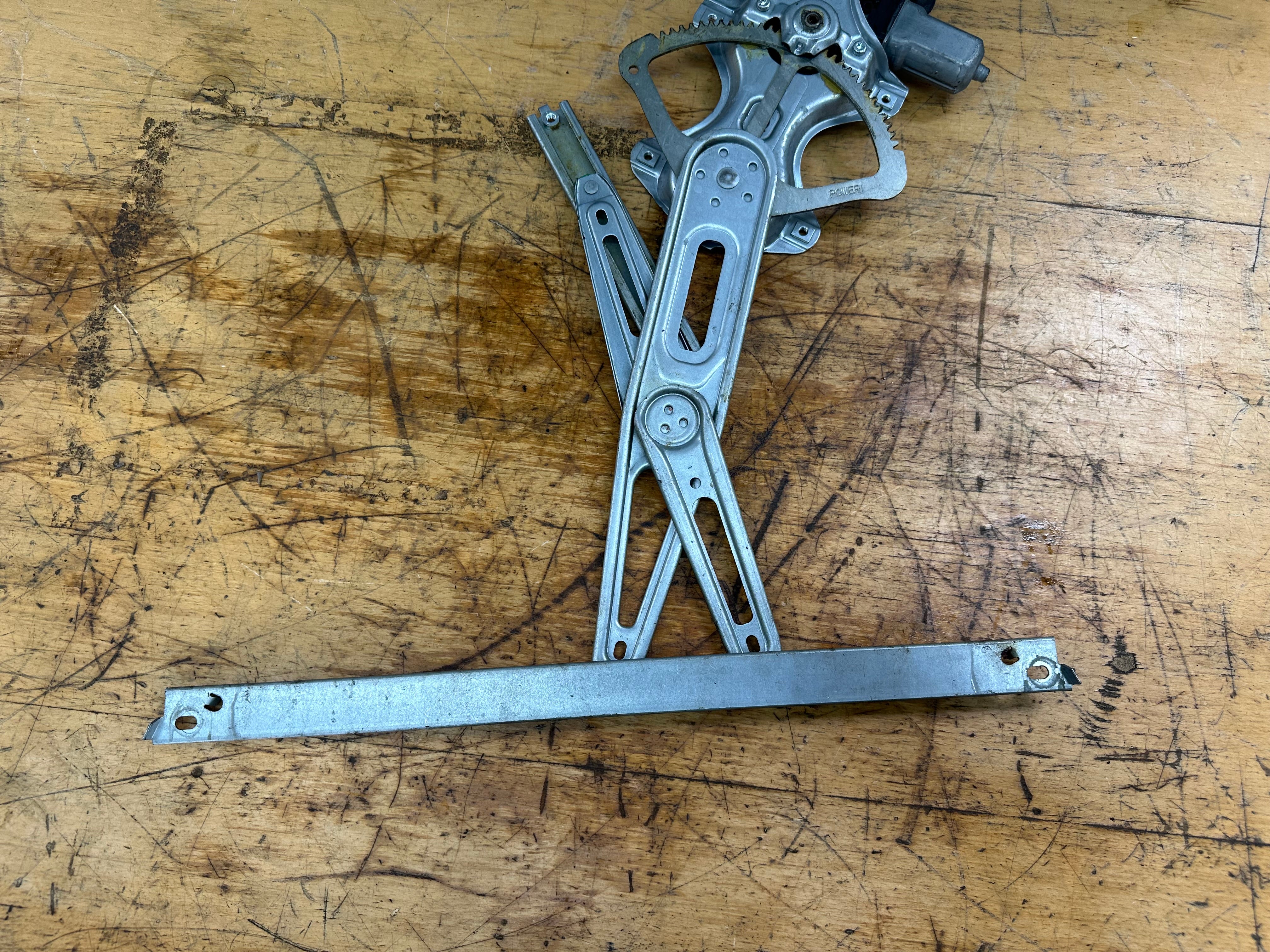 Toyota Auris Rear Right O/S/R Window Regulator (85720-0D120)