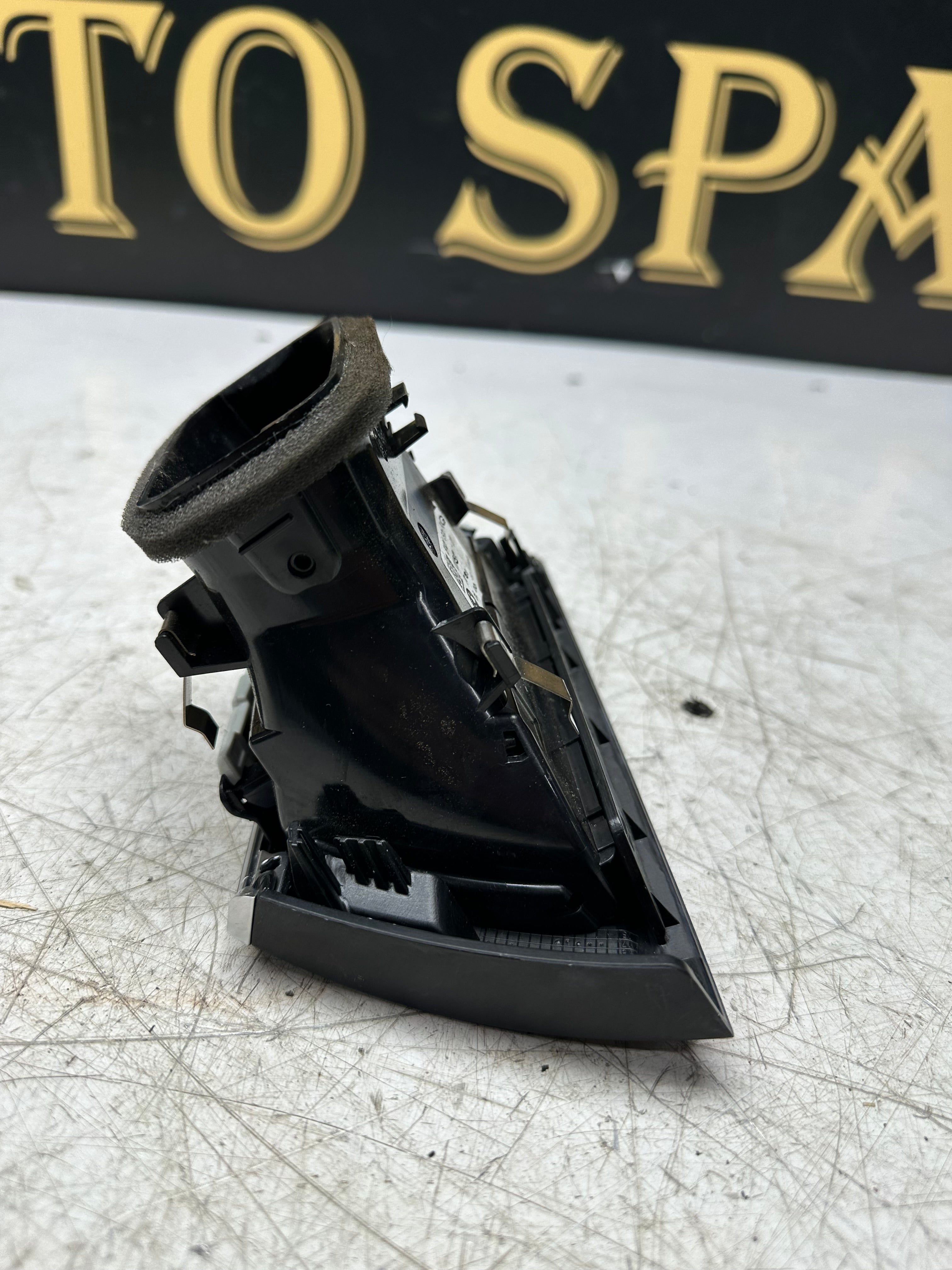 BMW 1 Series F40 Air Vent / Dashboard Vent – (7949339-05)