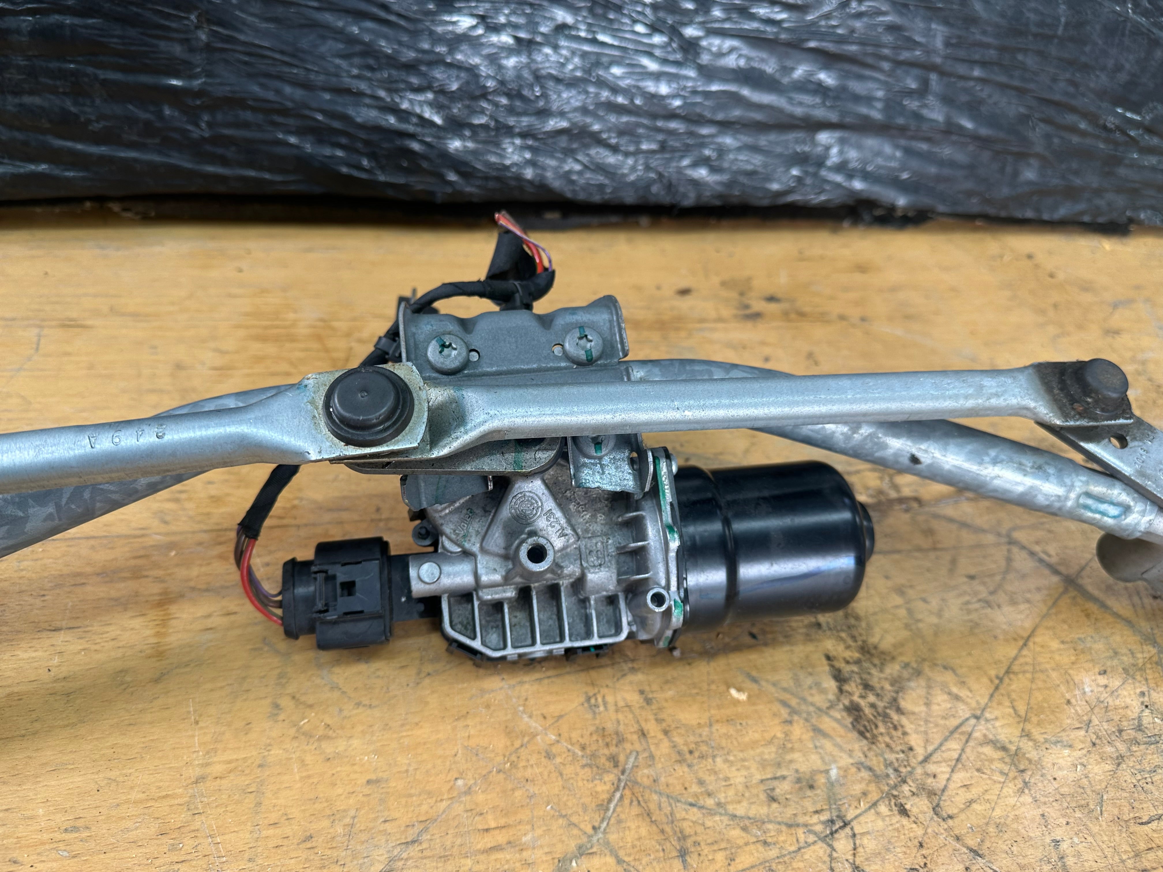 BMW X5 G05 / X6 G06 2019 Front Window Motor Regulator & Linkage (8739980)