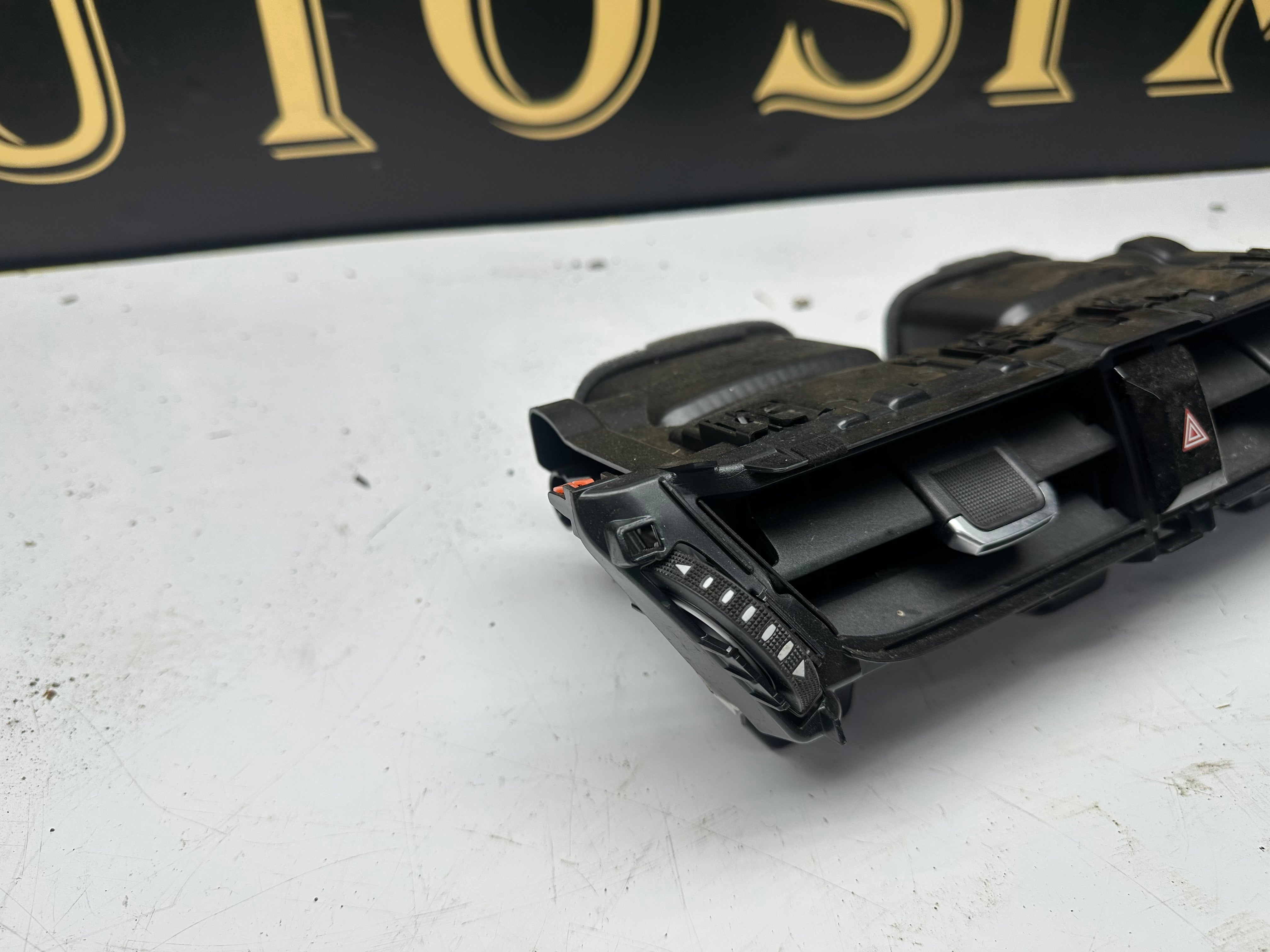 Toyota Corolla Hatchback E21 Dashboard Air Fan (55670-02830) (055642-2830) (55670-02840) (055641-2830)