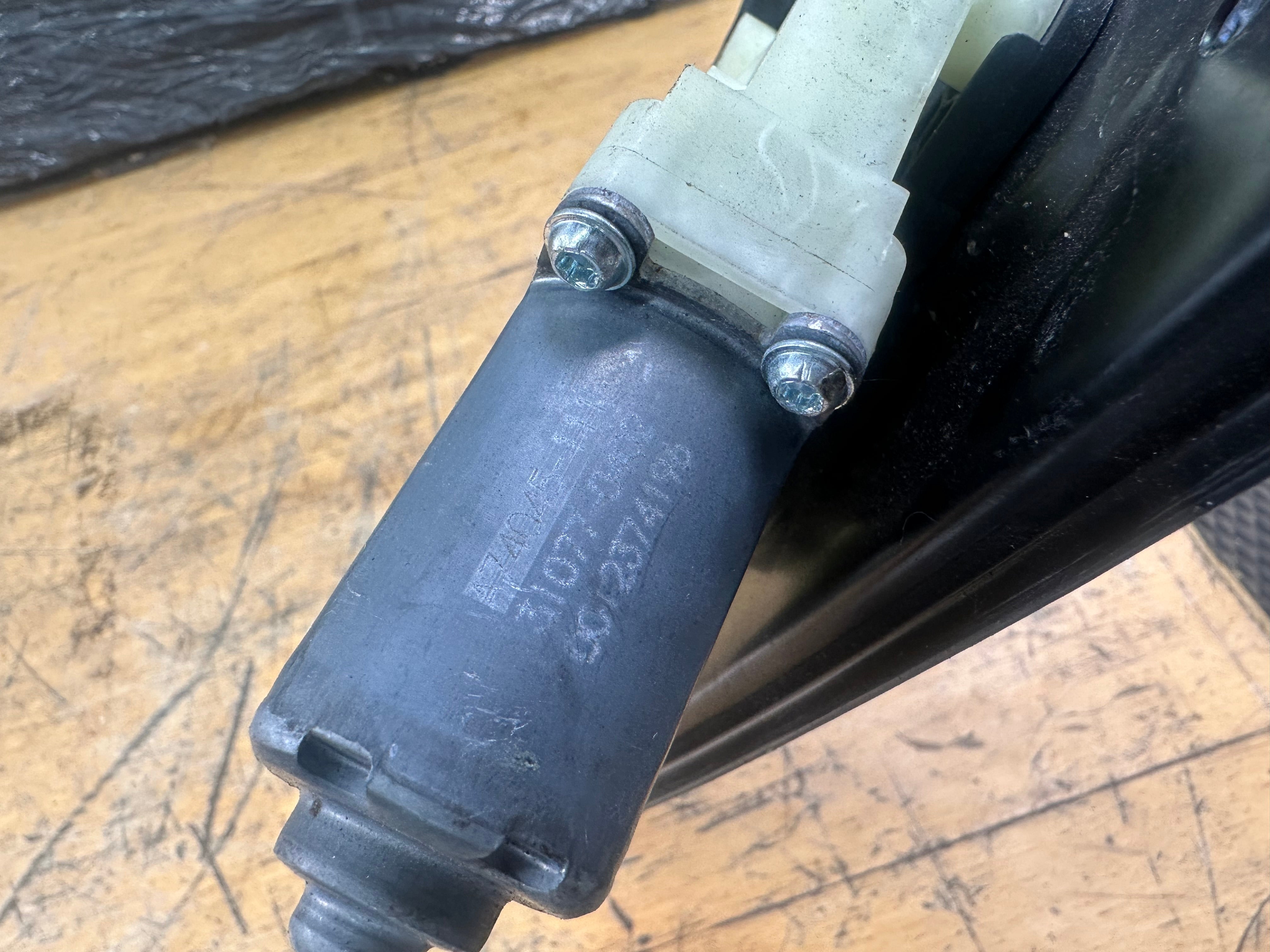 Nissan Qashqai J11 2017 Right Front O/S/F Window Regulator (80700 HV00A)