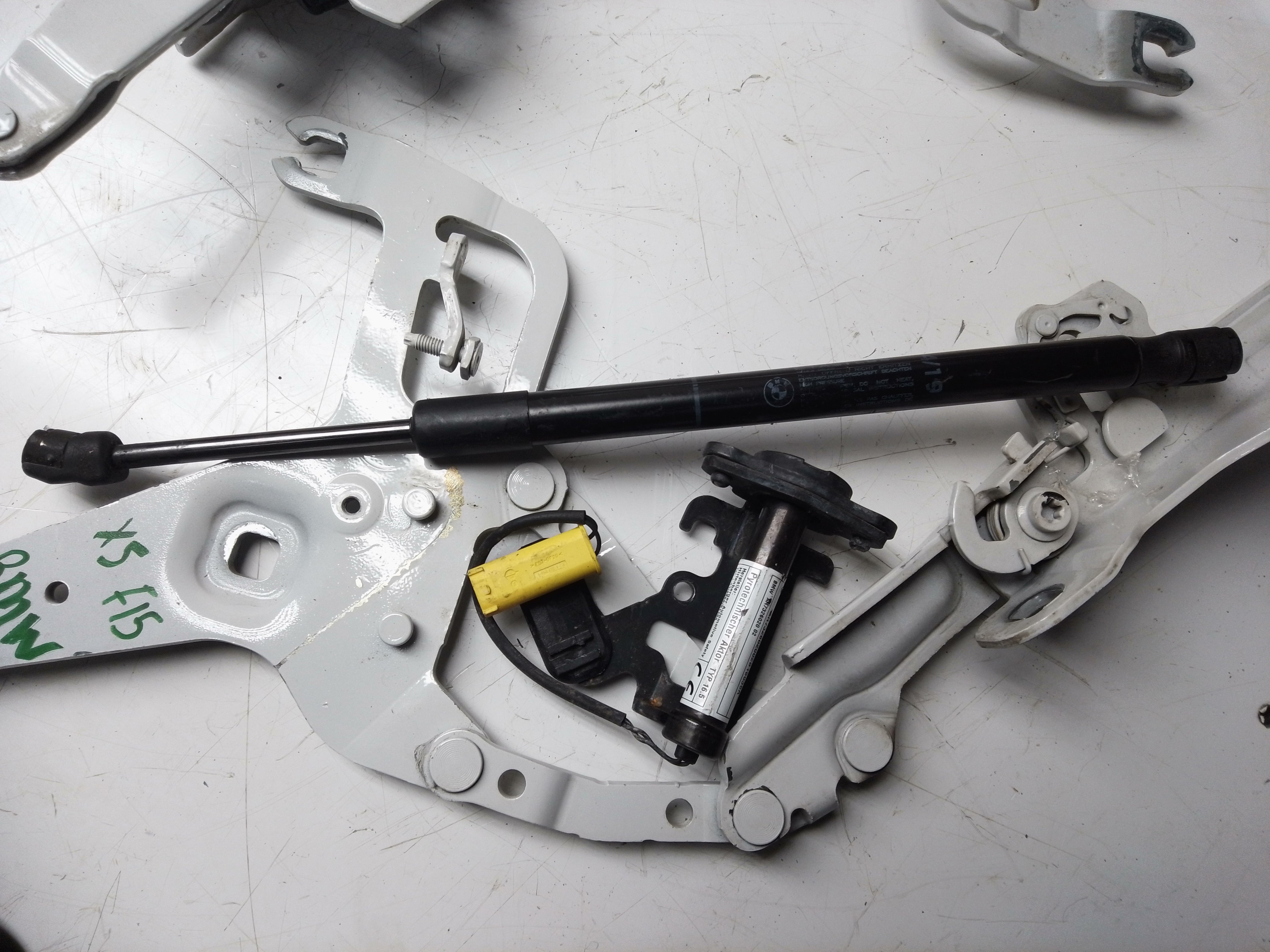 BMW X5 F15 Hinges (7294529) (7294530) with Actuators (0589-P1-000095)