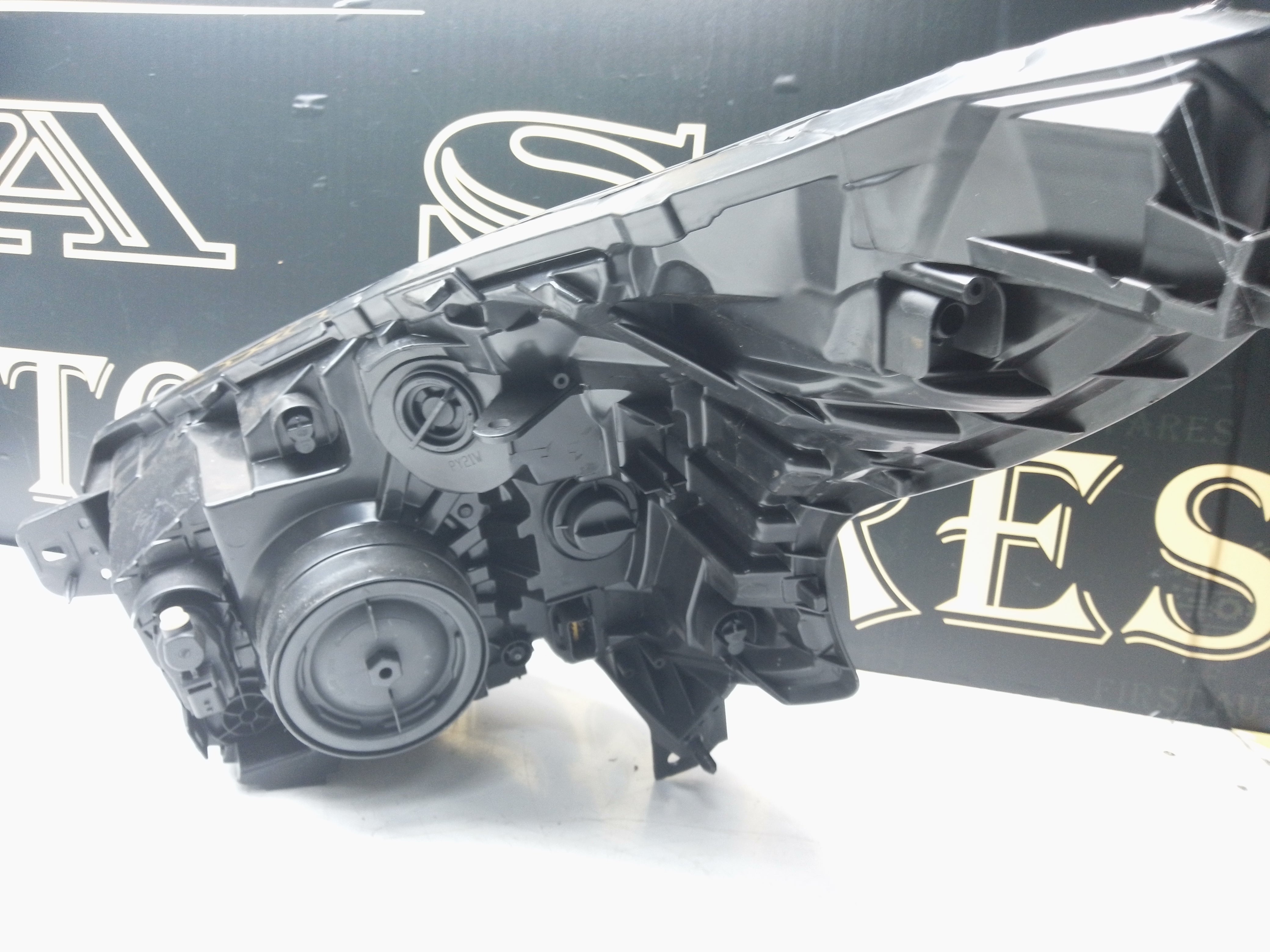 Renault Trafic 2015–2019 Right Headlight No Bulbs Included