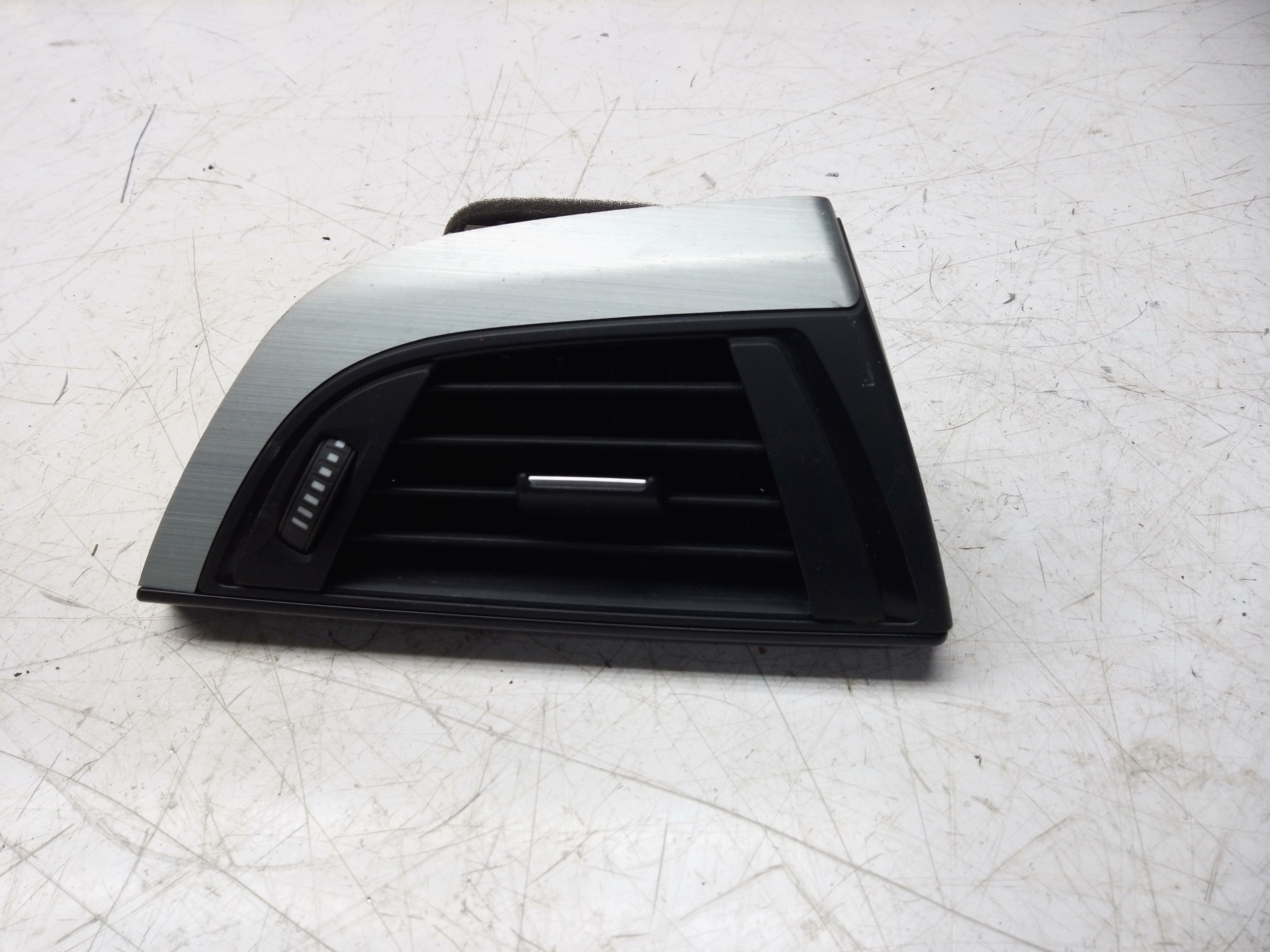 BMW 1 Series F20/F21 Driver's Side Vent Grill (507890)