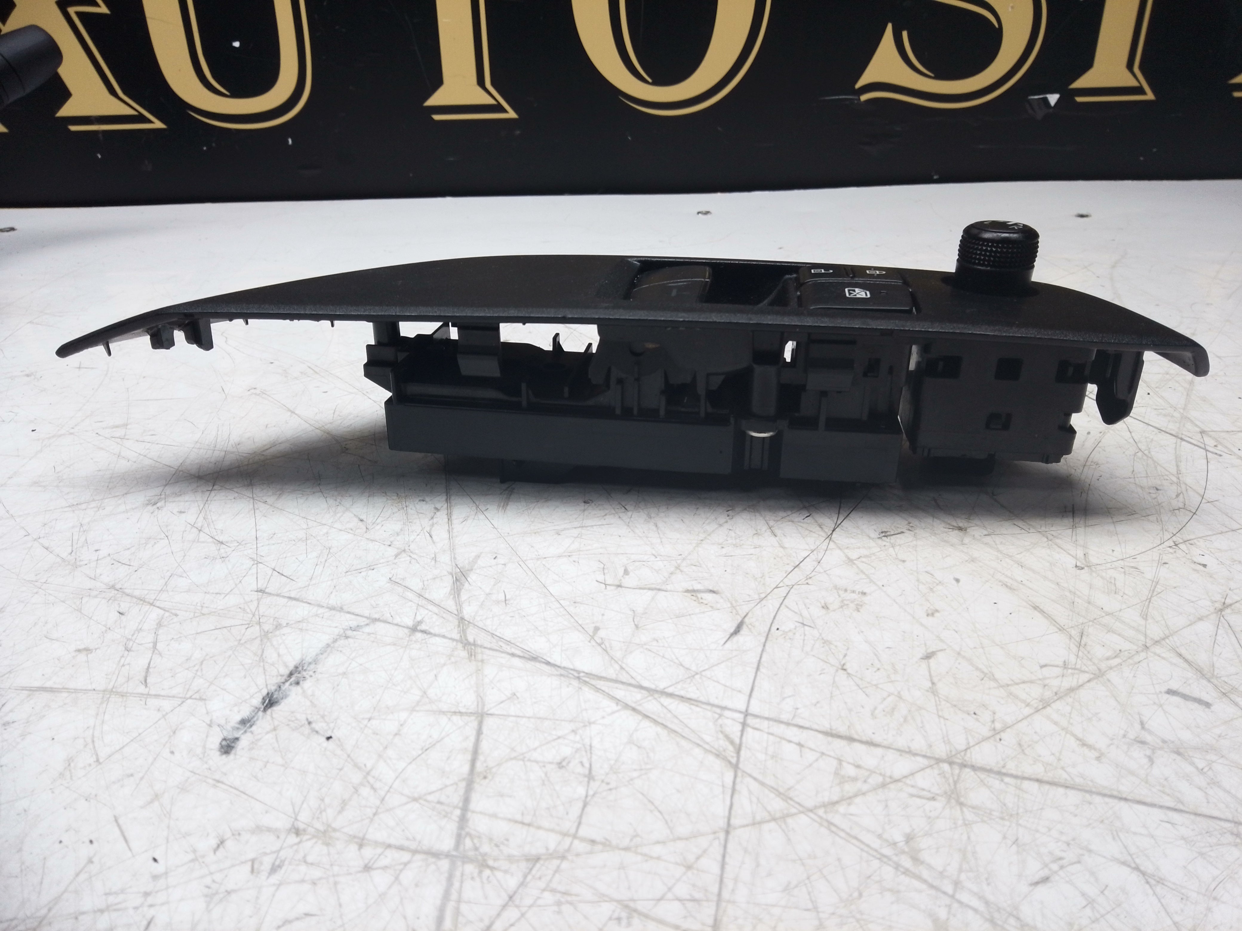 Toyota Yaris 2020–2025 Drivers Right Front Window Switch (84040-K0020)