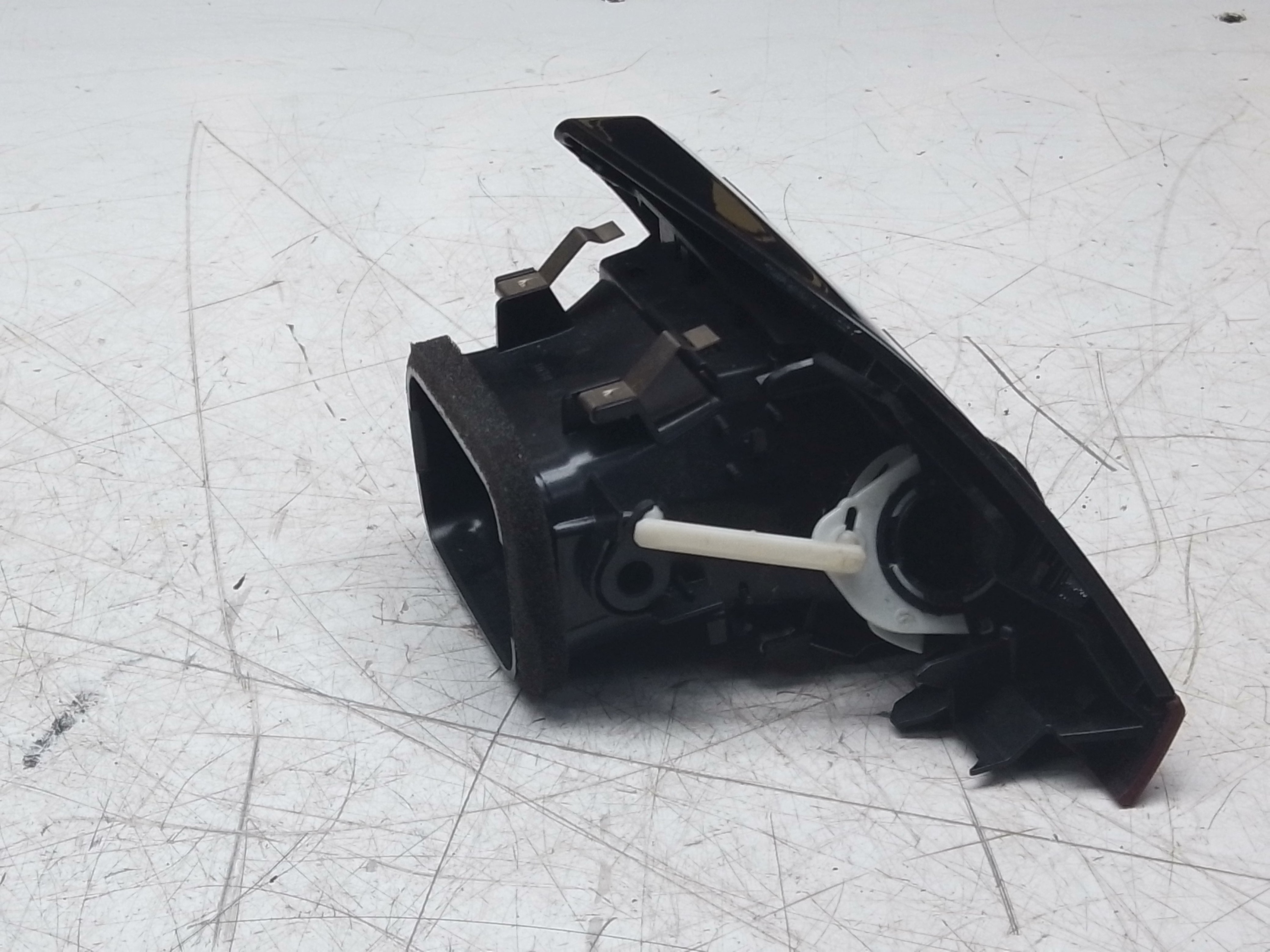 BMW 1 Series F20 116i Sport 2012 Front Right Side Air Vent (9205356-06)