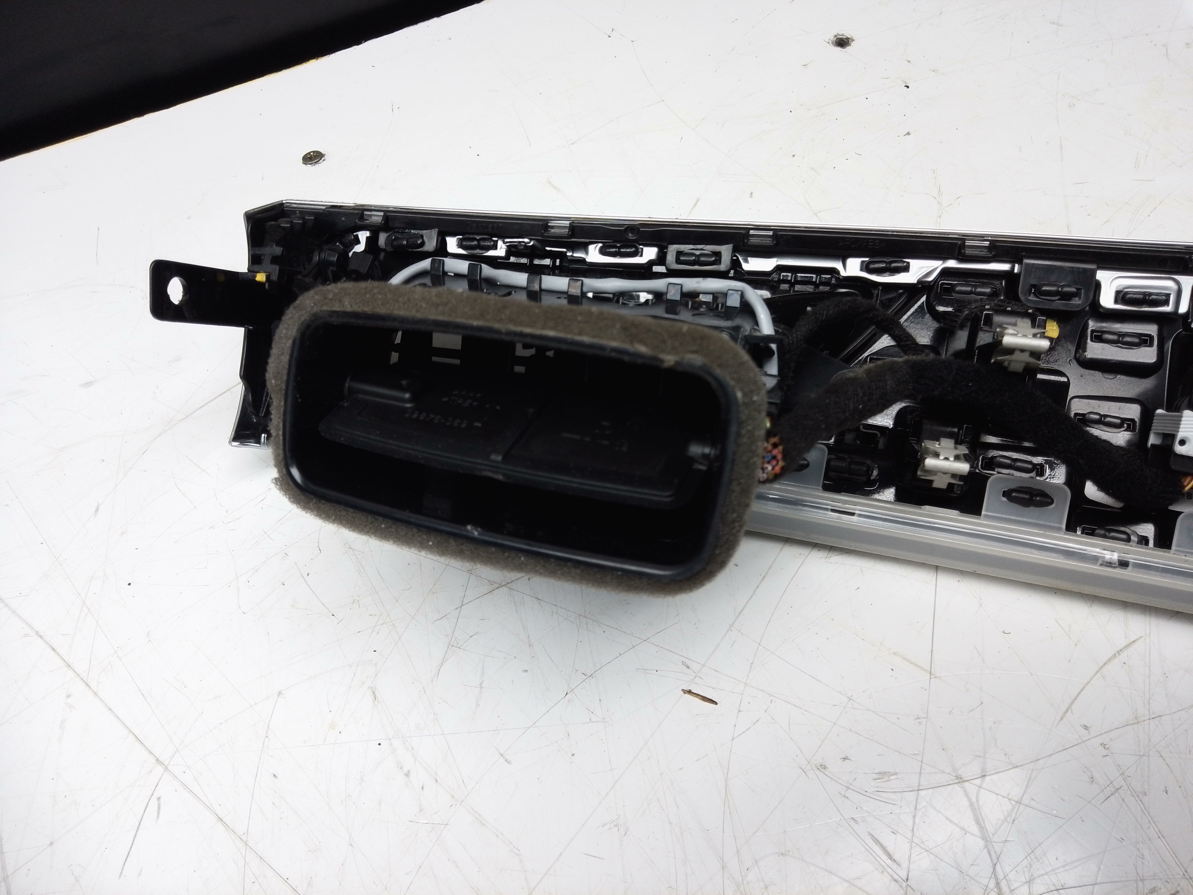 BMW 5 Series 2019 Dashboard Trim Air Vent Grill Right with Grills (8070622-06)