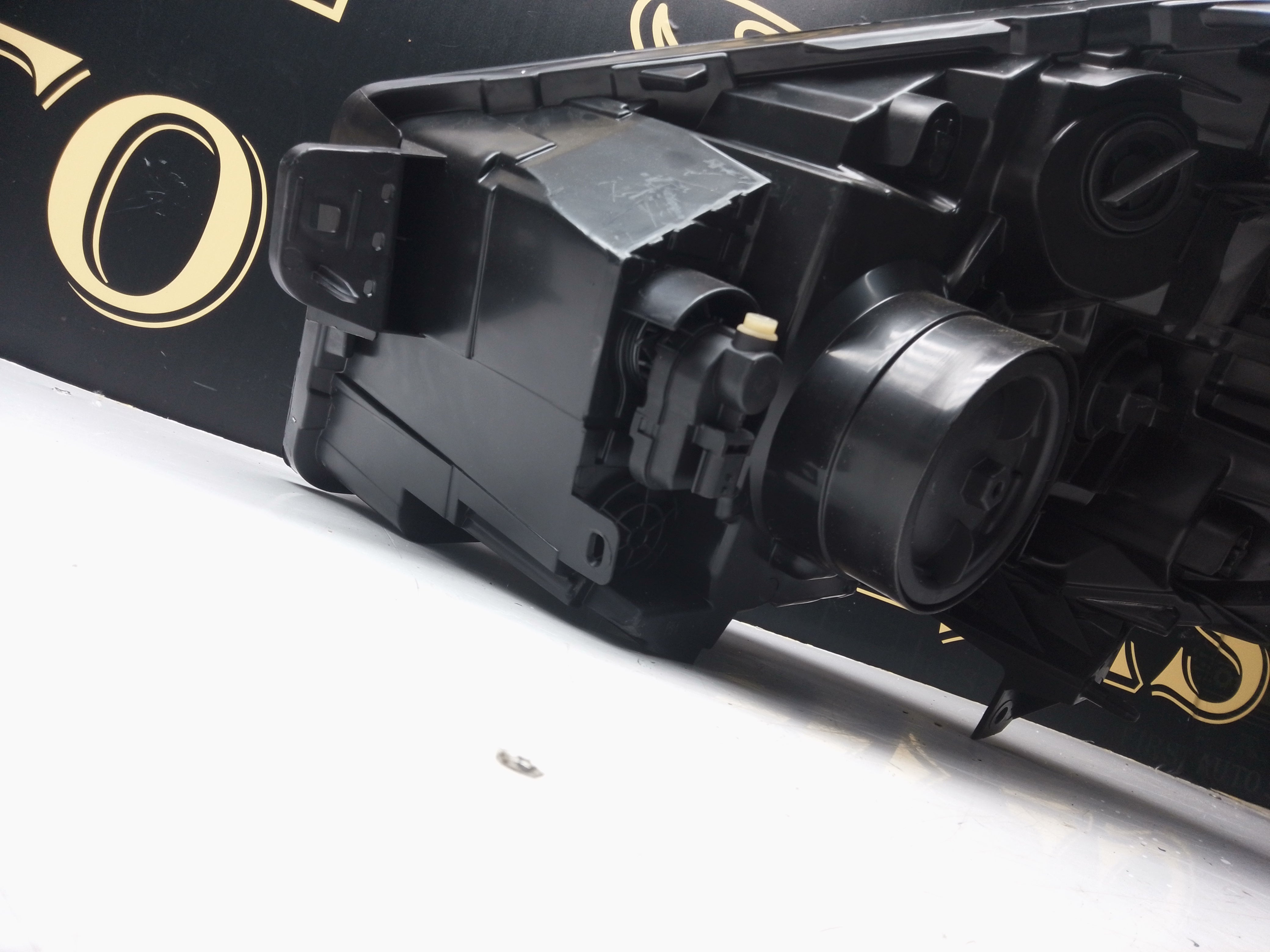 Renault Trafic 2015–2019 Right Headlight No Bulbs Included