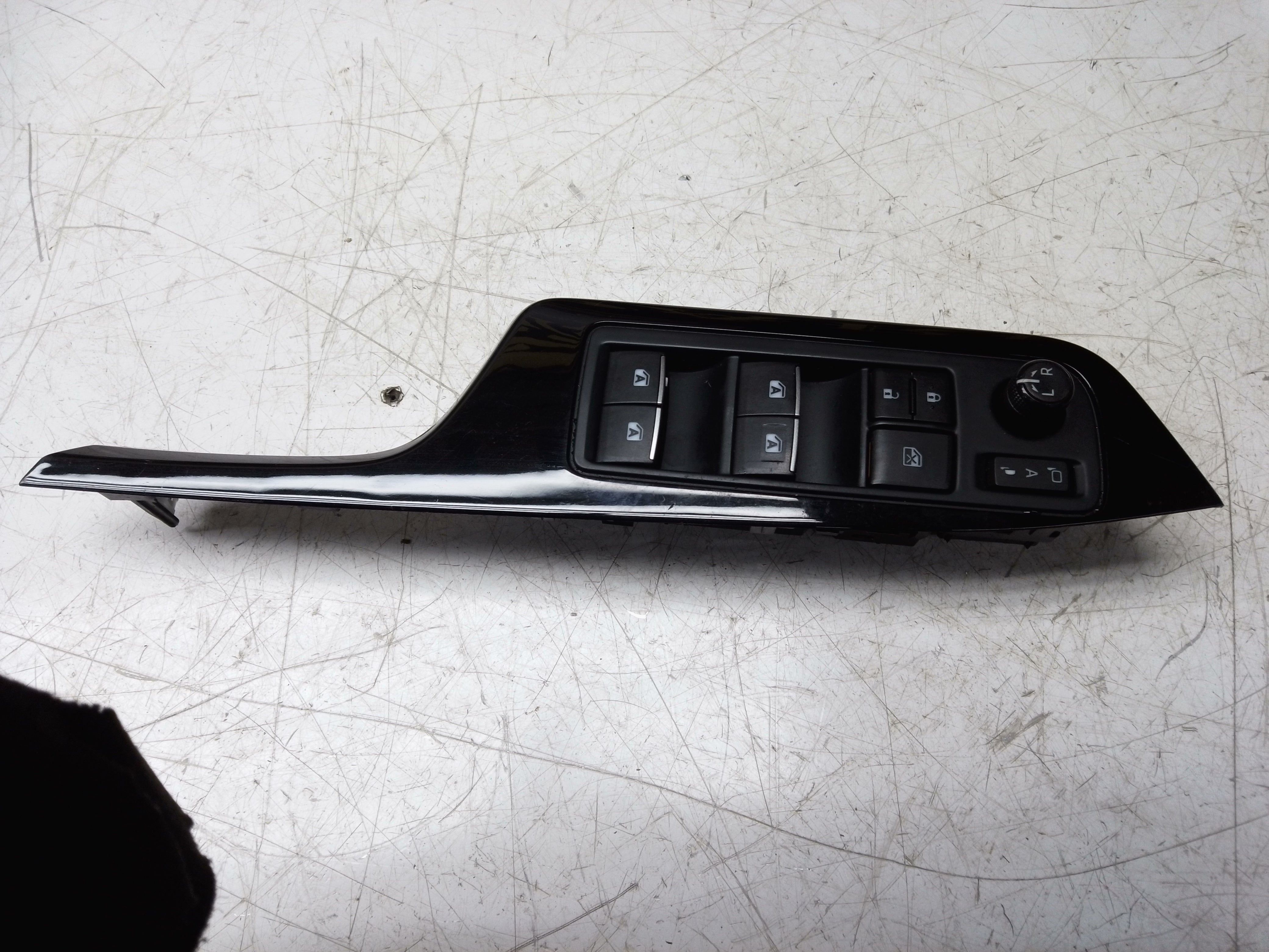 Toyota C-HR Dynamic 2016–23 Front Right Side Window Switch (74231-F4040)